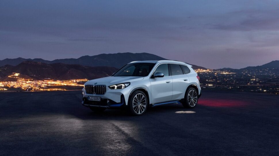 BMW iX1 schuin voor