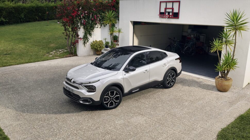 Citroën e-C4 X schuin voor boven op oprit