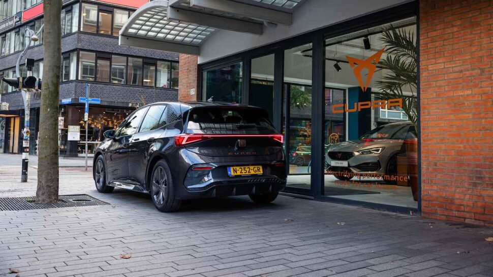 Cupra Born Nederlands kenteken schuin achter bij Cupra-dealer