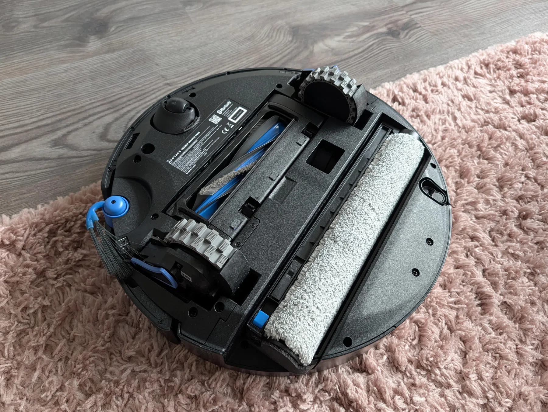 Ecovacs T90 Pro Omni ondersteboven.