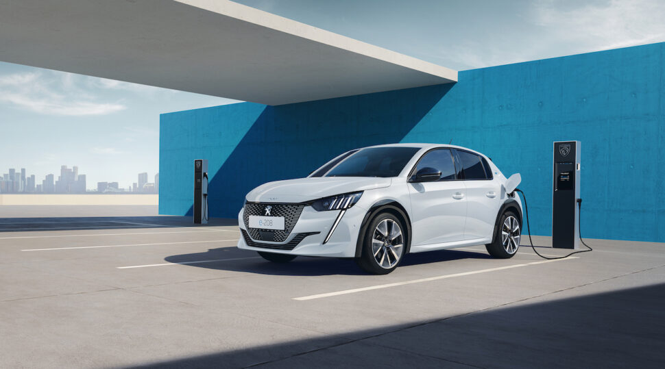 Peugeot e-208 schuin voor