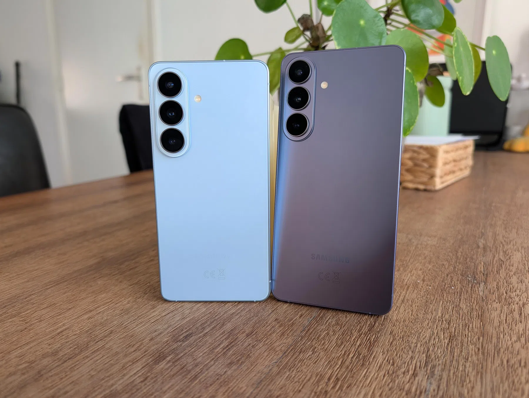Links de S26, rechts de S26+.
