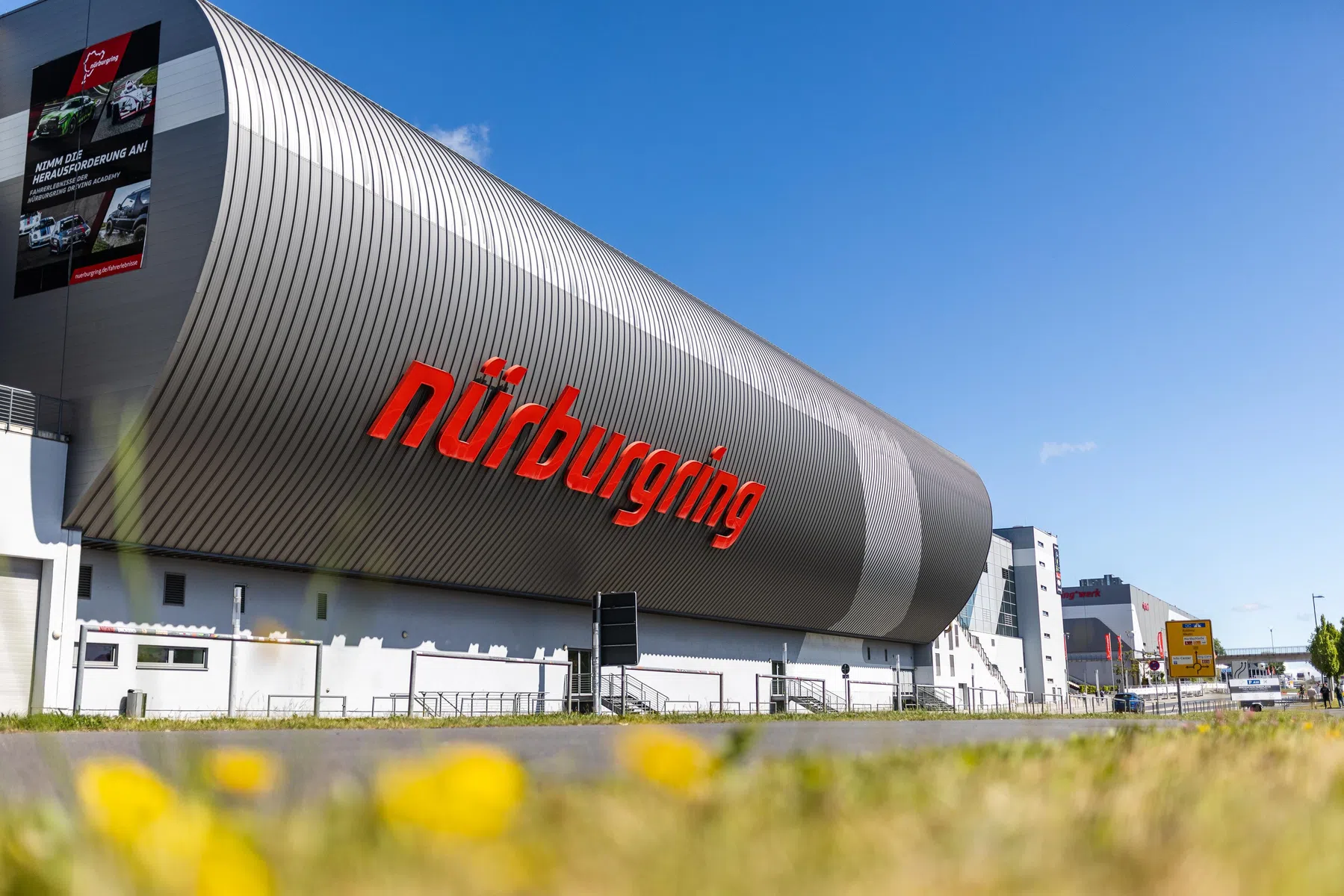 Nurburgring logo op tribune