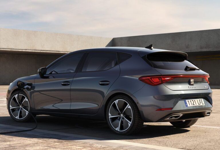 seat-leon-fr-ehybrid-grey-rear-side-2020