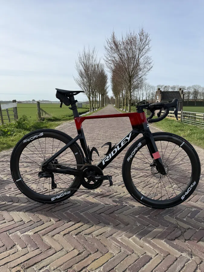 De TM5 wielset testen over de klinkers