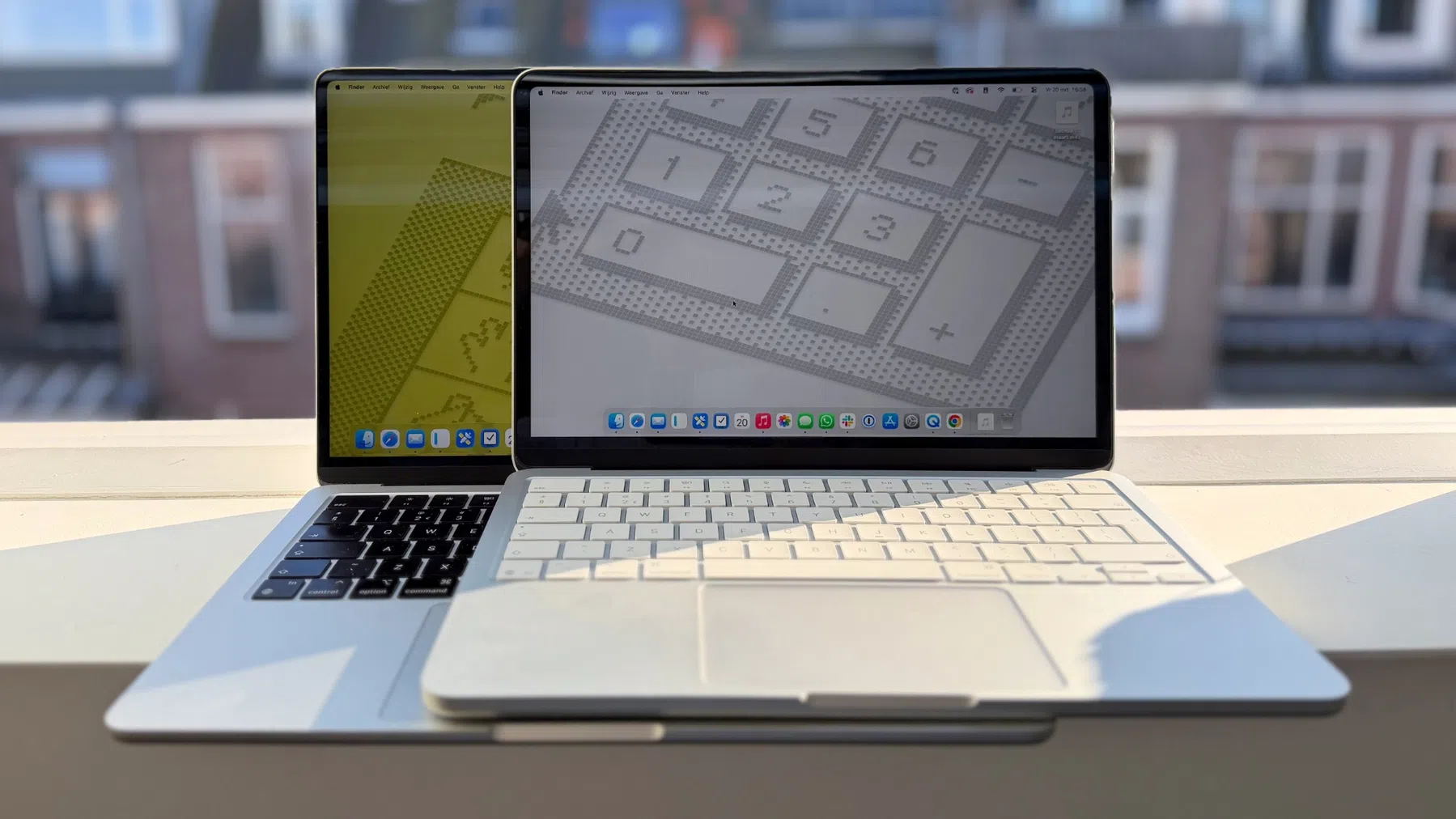 De MacBook Air is iets groter, met ook iets meer schermruimte.