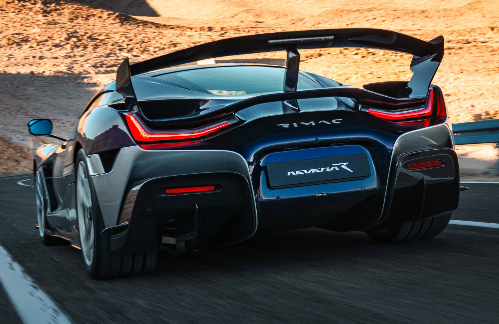 Rimac Nevara R rijder achter