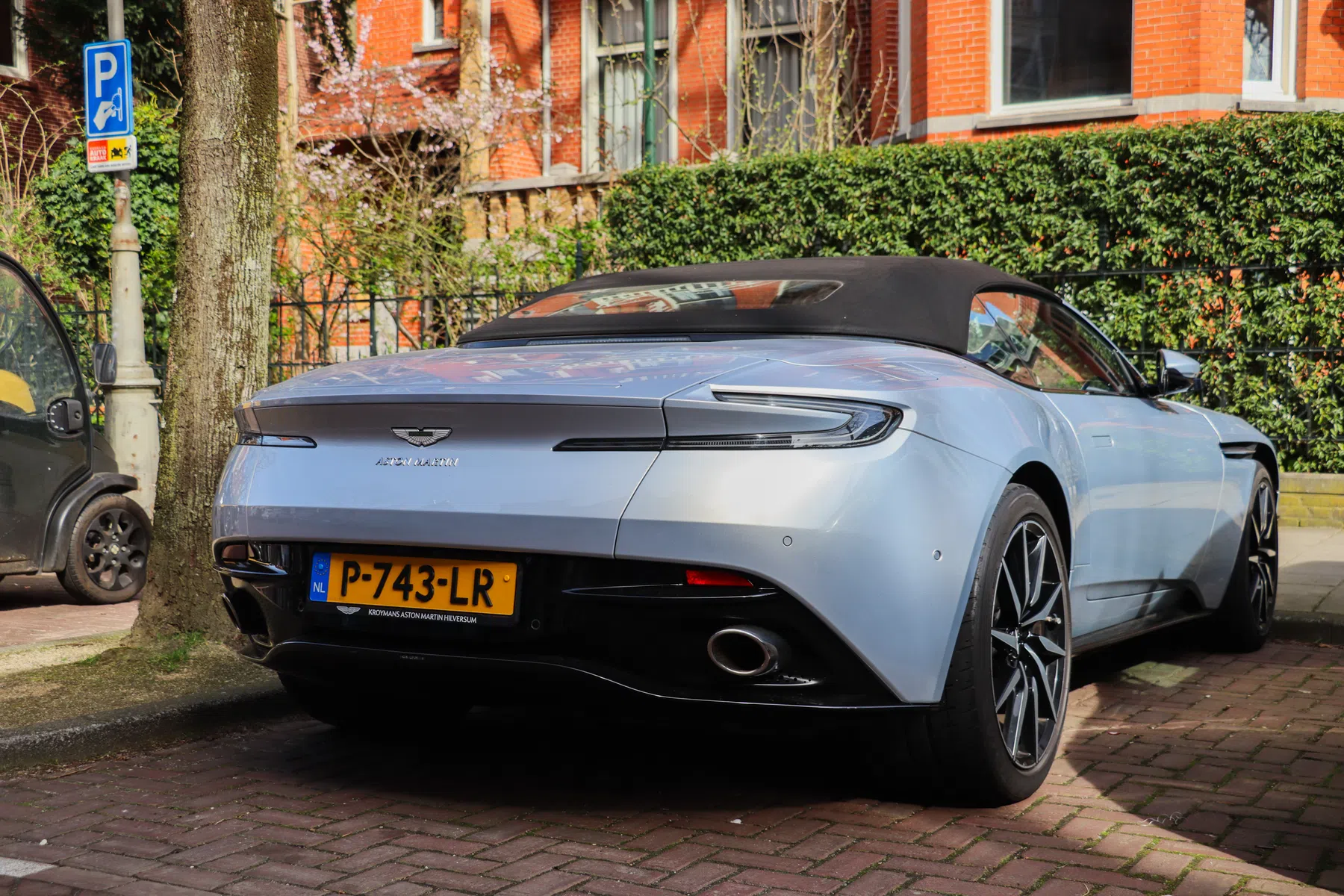 Aston Martin DB11