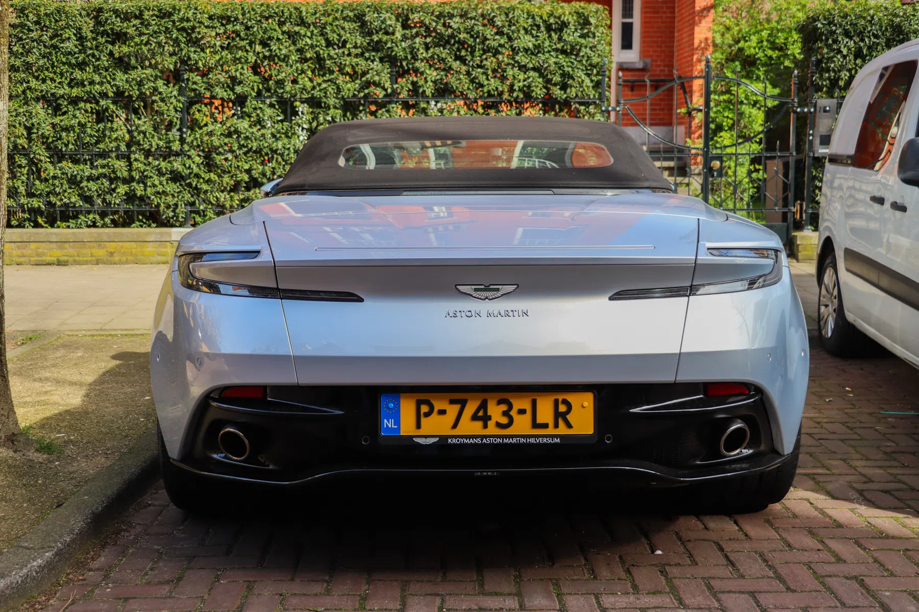 Aston Martin DB11