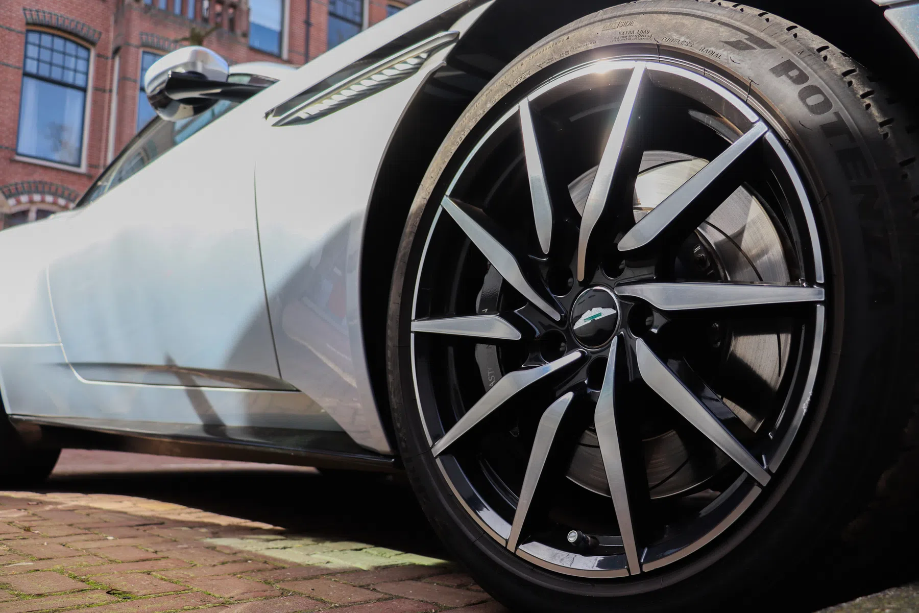 Aston Martin DB11