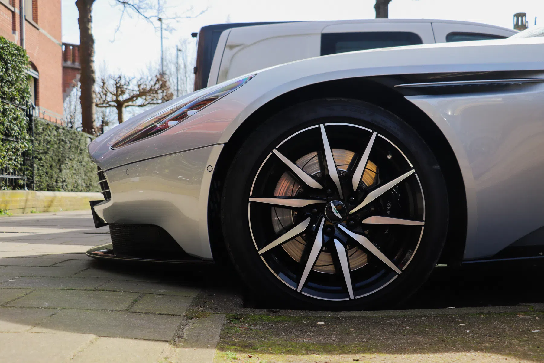 Aston Martin DB11