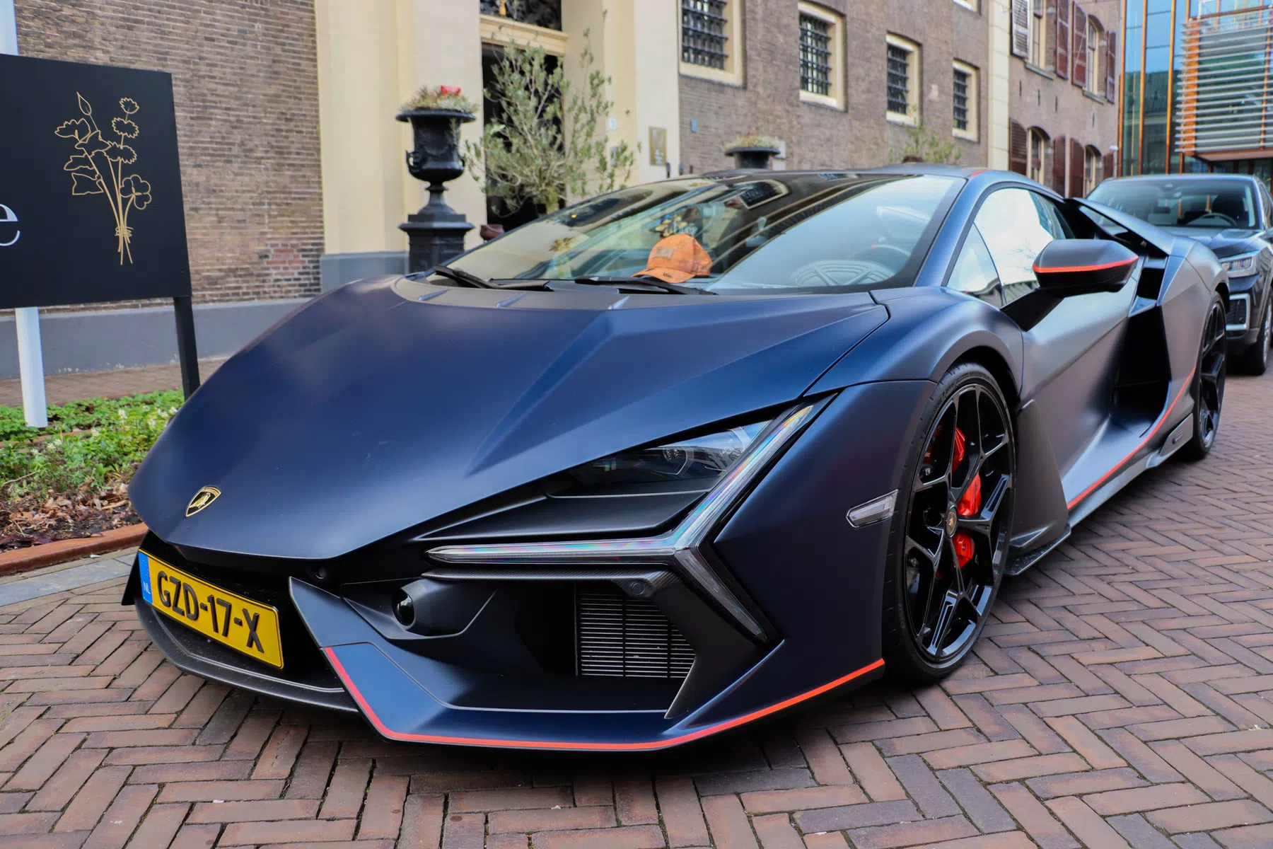 Lamborghini Revuelto