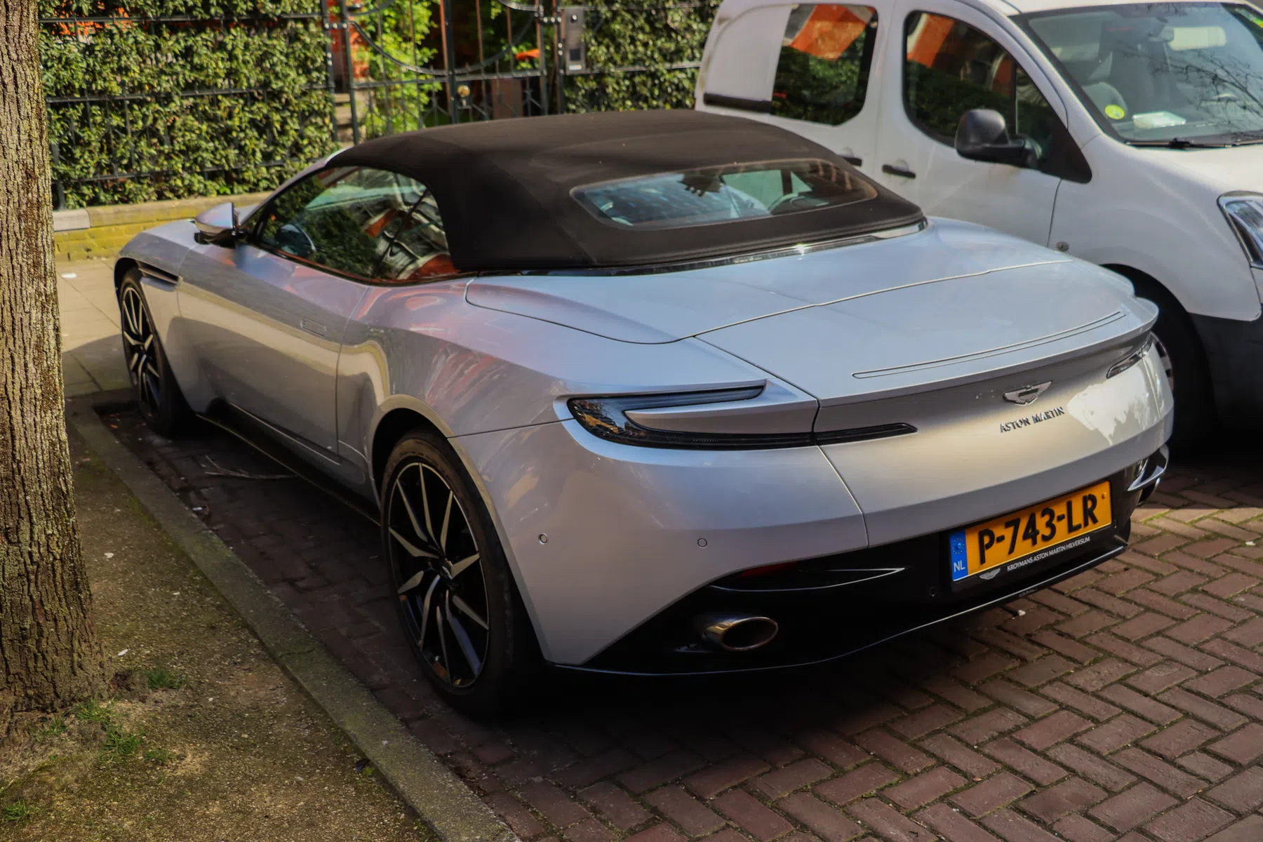Aston Martin DB11