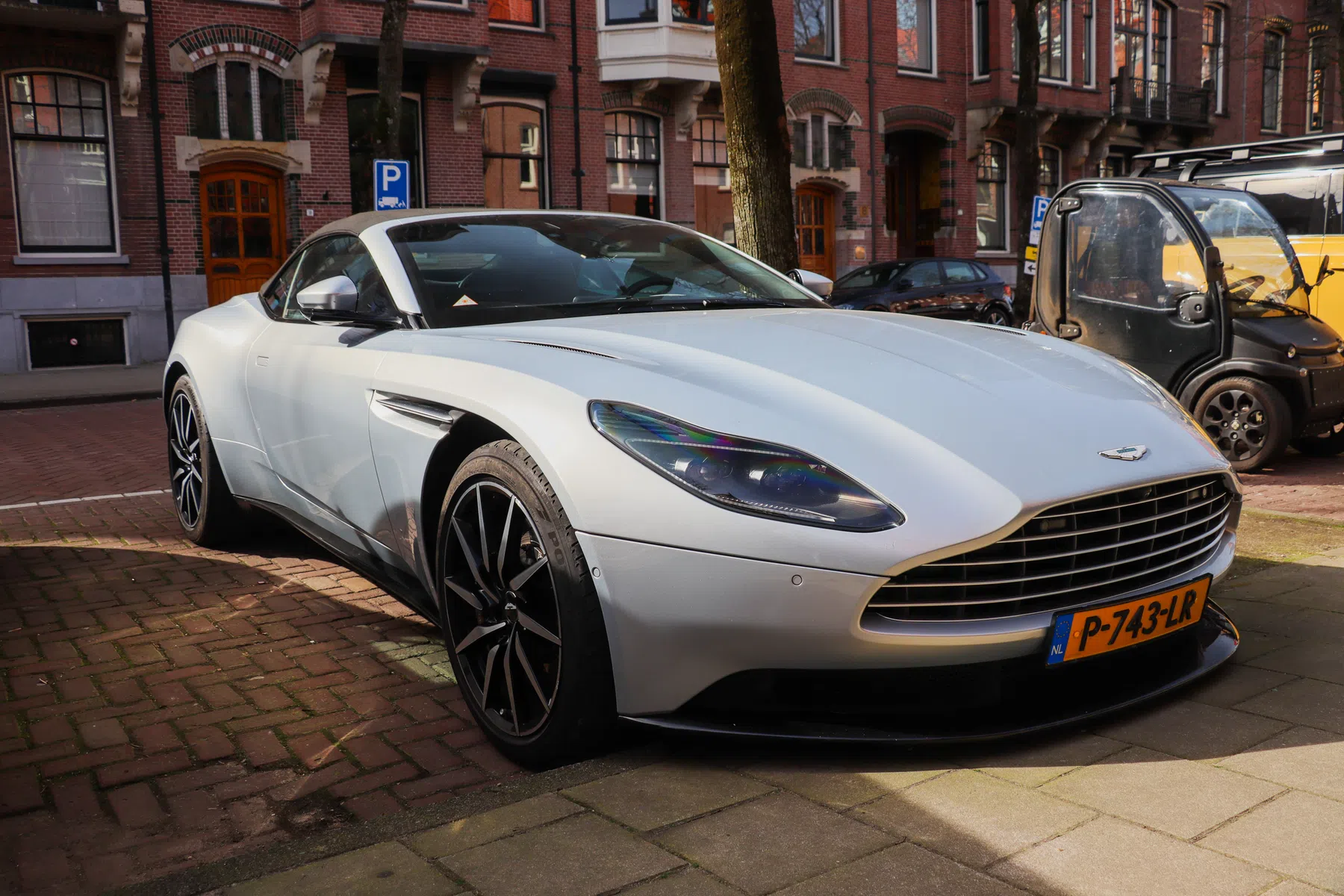 Aston Martin DB11