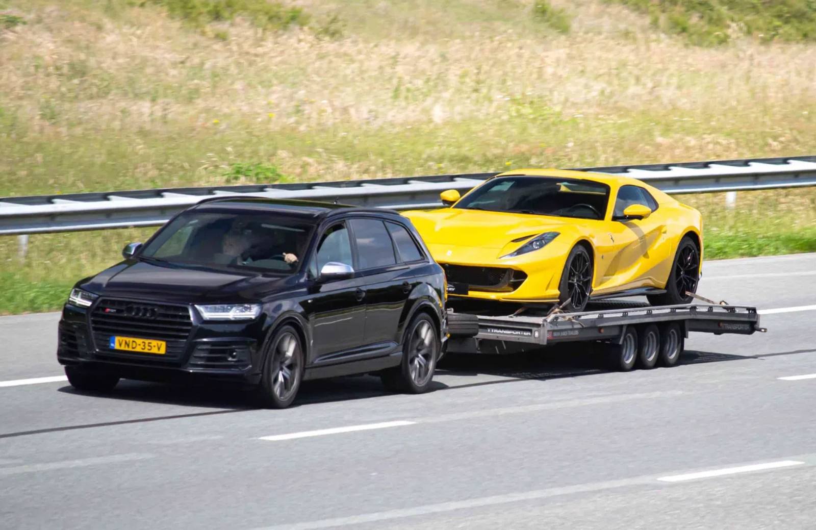 autoblog-spot-audi-sq7-trailer-ferrari-812-gts-geel