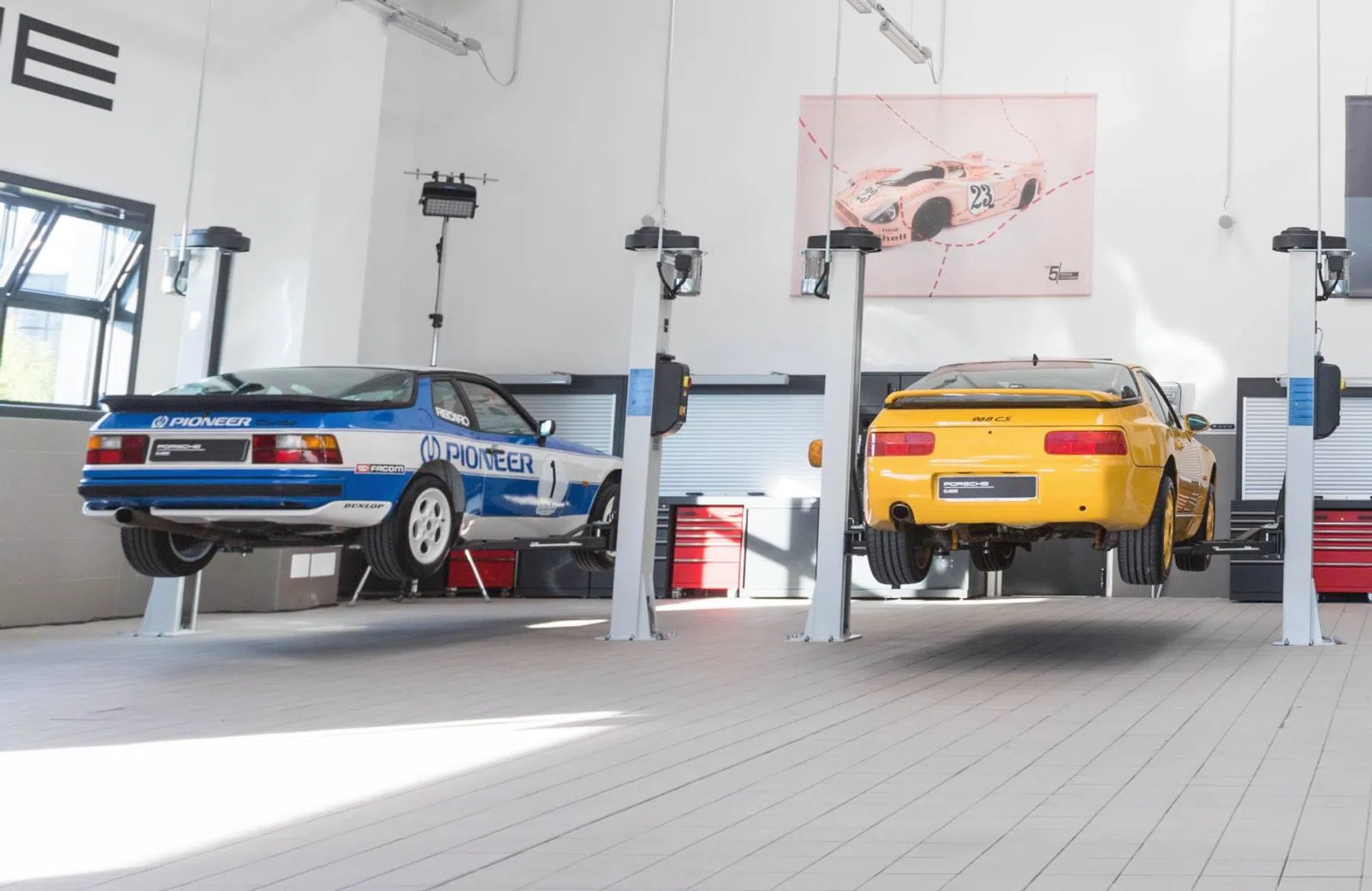 Porsche twee auto's achter op brug onderhoud garage