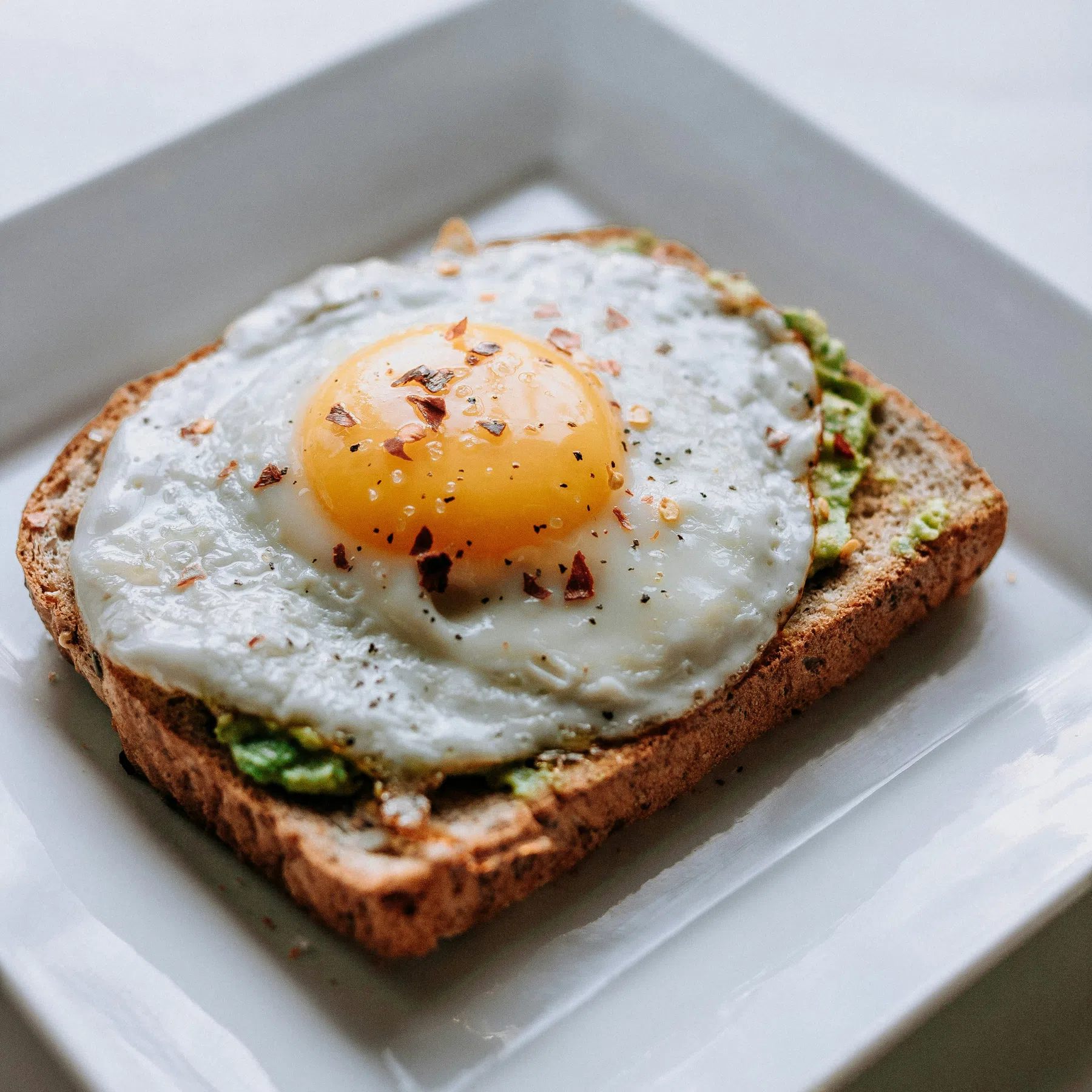 Ei op toast met avocado