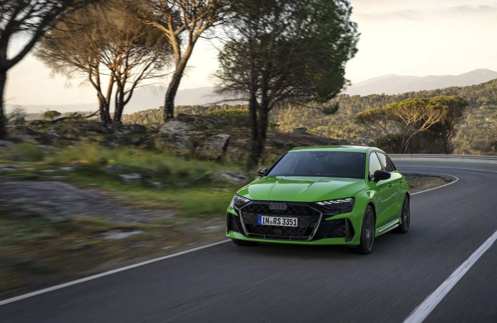 Audi RS3 (8Y) rijdend schuin voor groen