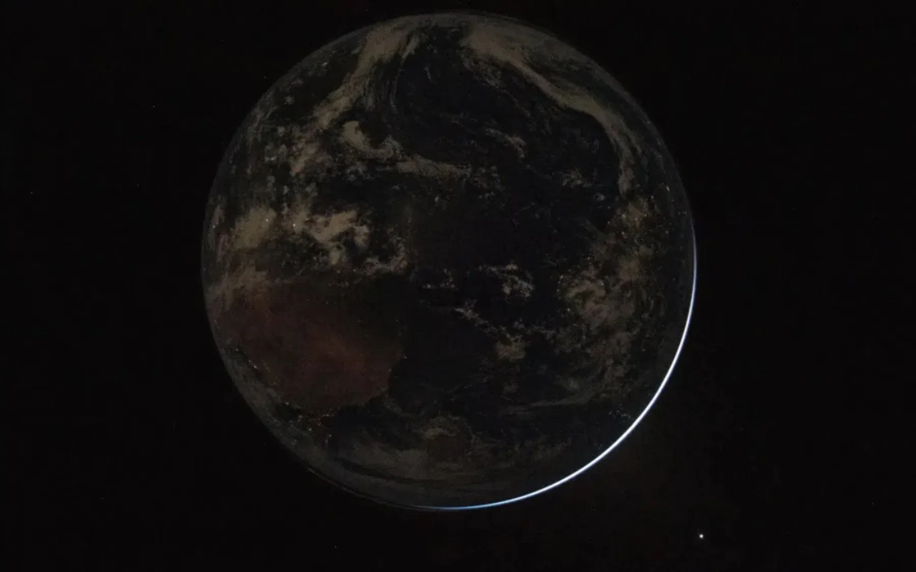 De aarde 's nachts, aangelicht door de maan