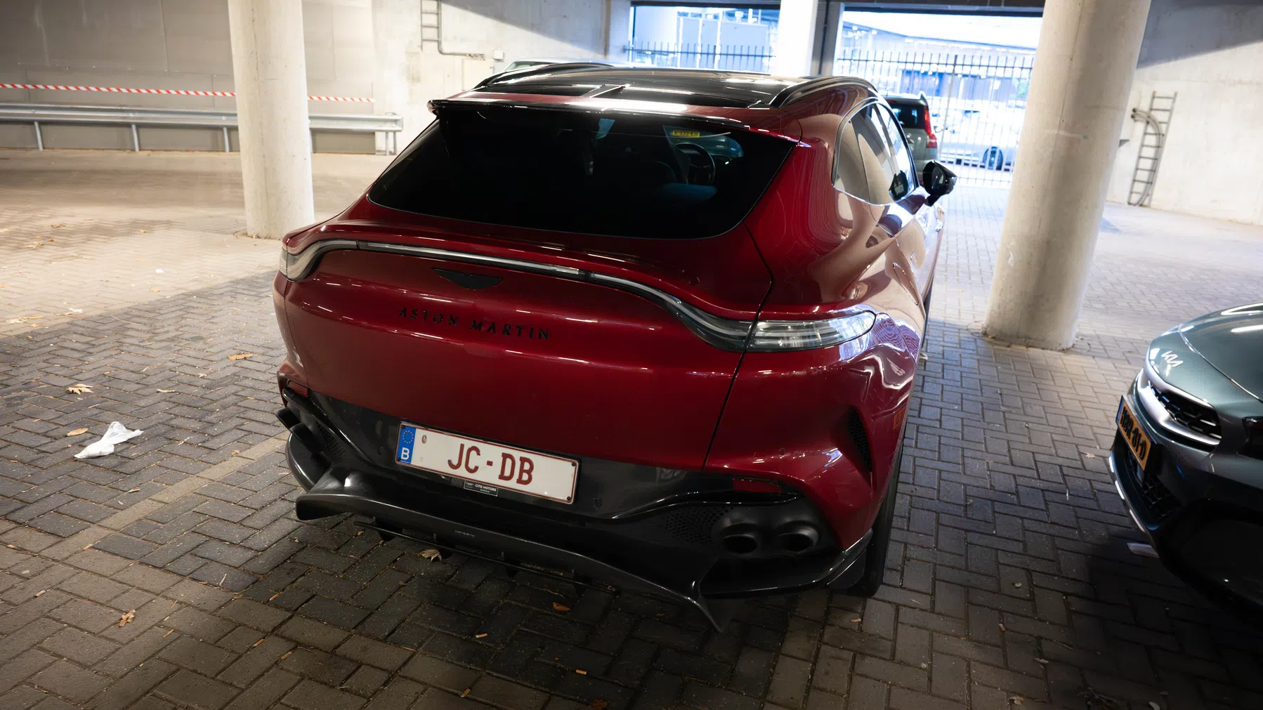 Aston Martin DBX707