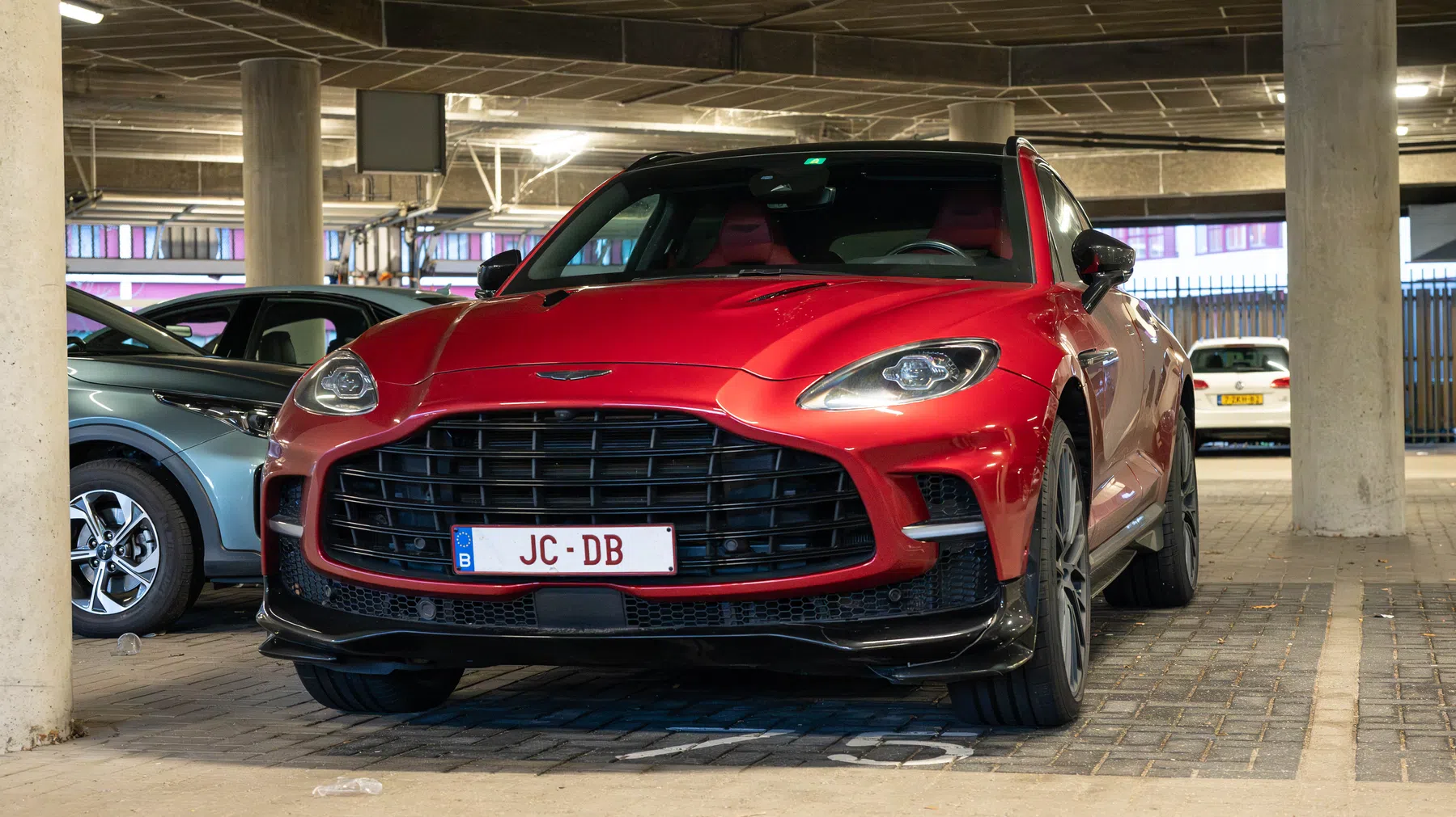 Aston Martin DBX707