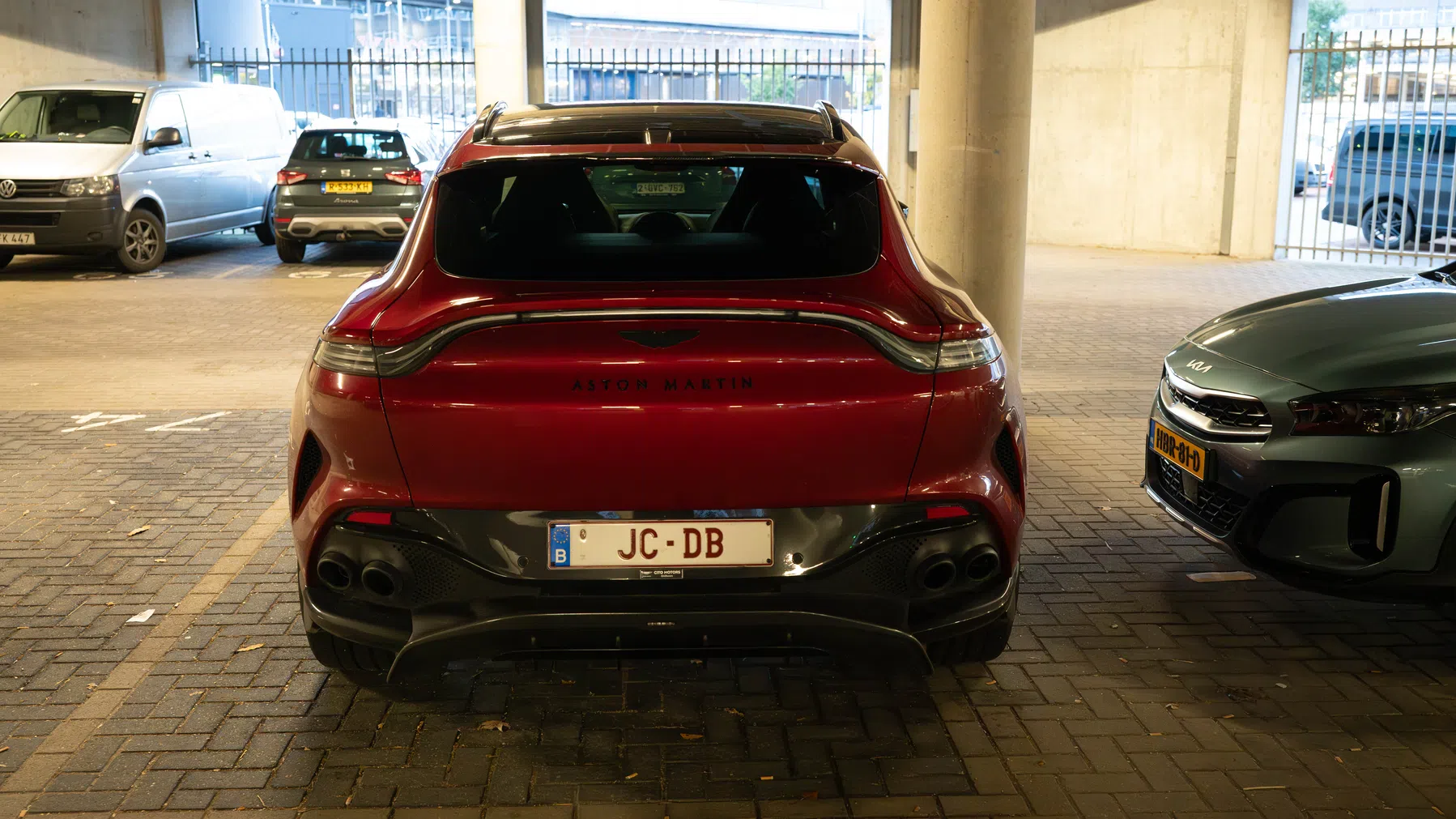 Aston Martin DBX707