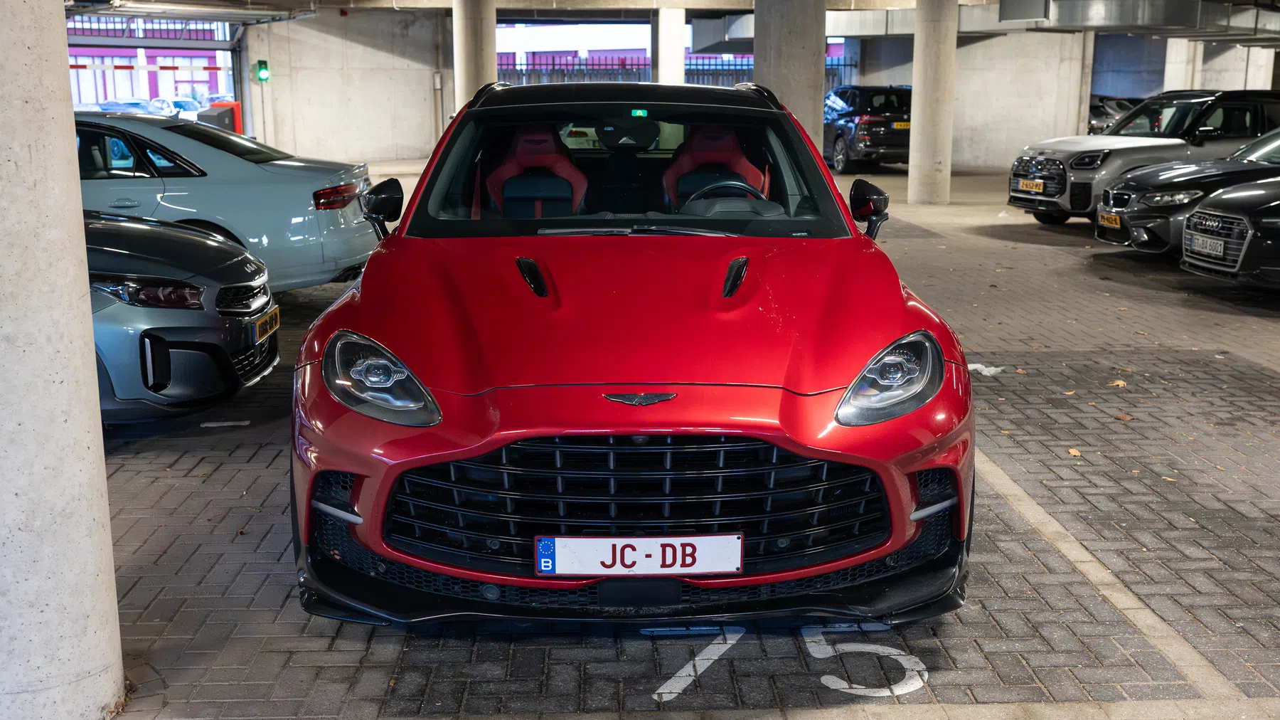 Aston Martin DBX707