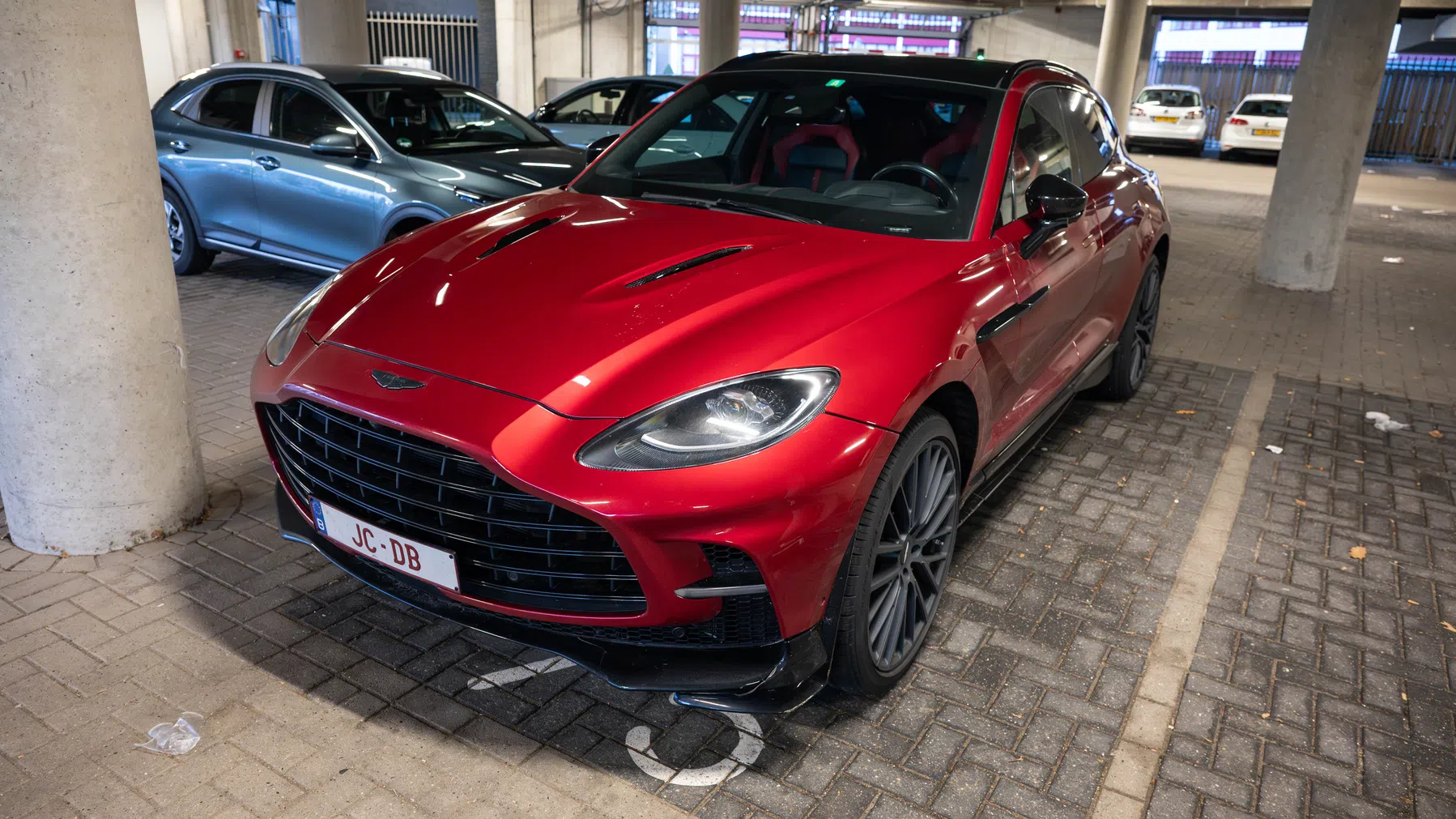 Aston Martin DBX707