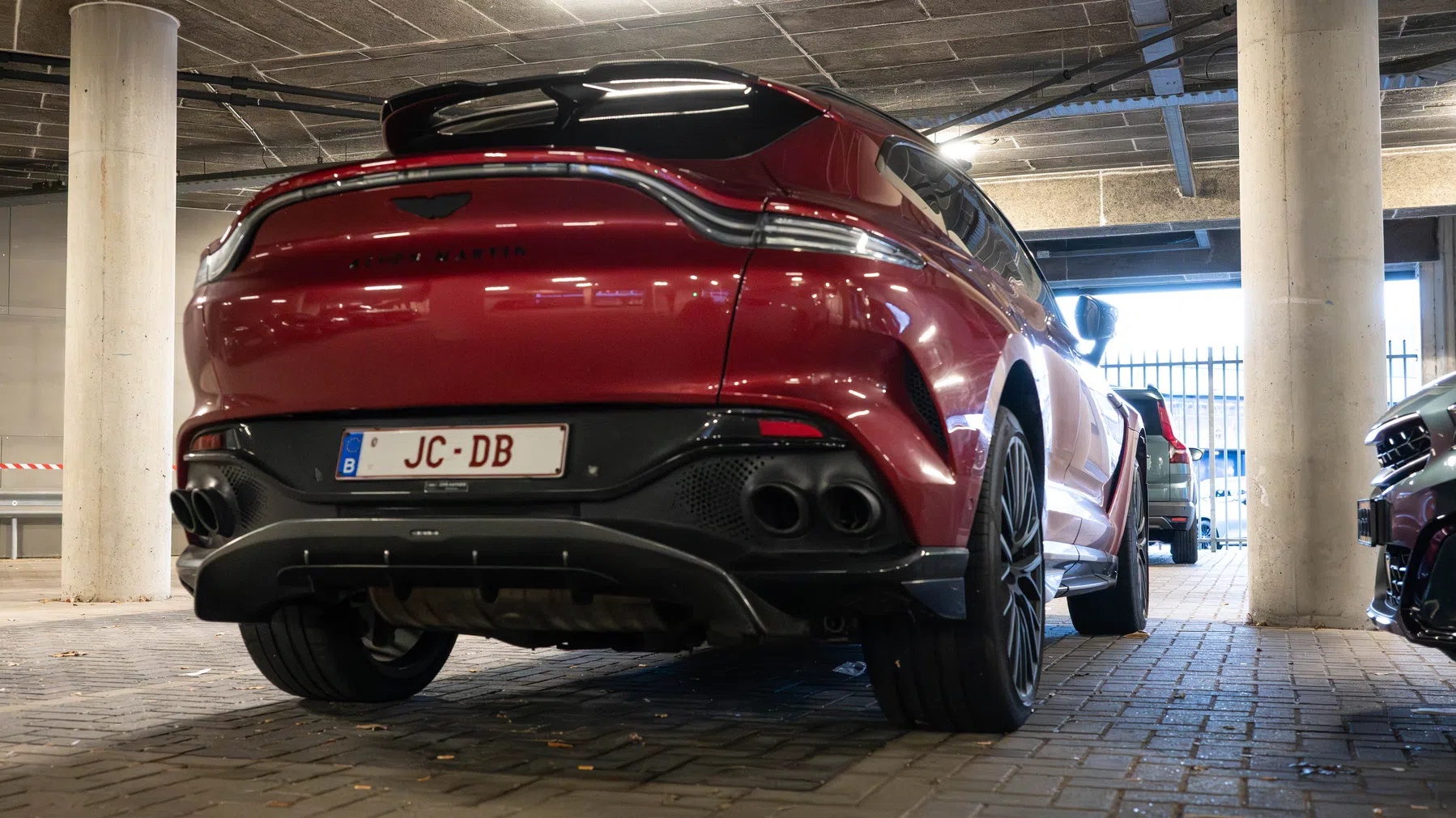 Aston Martin DBX707