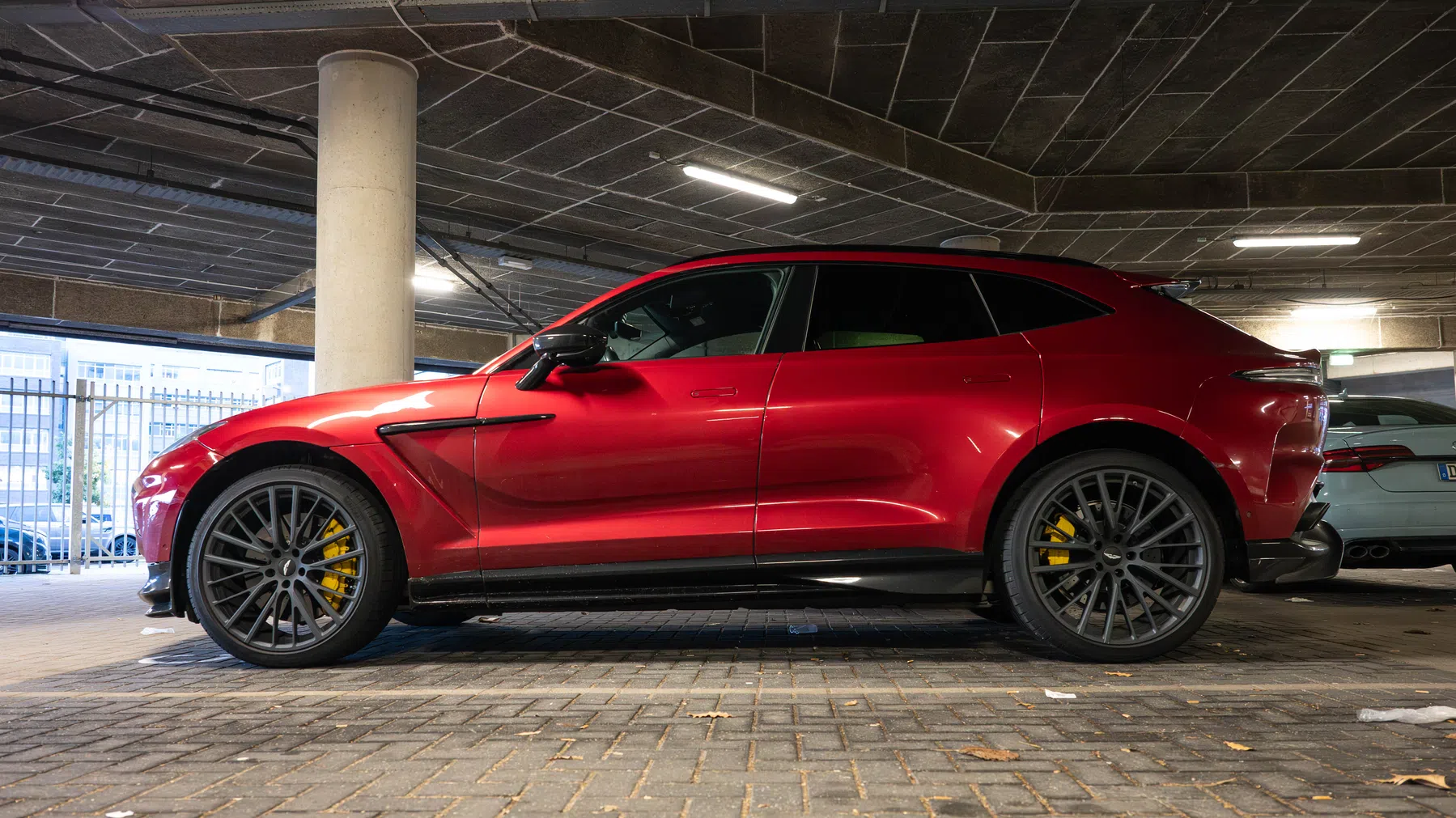 Aston Martin DBX707