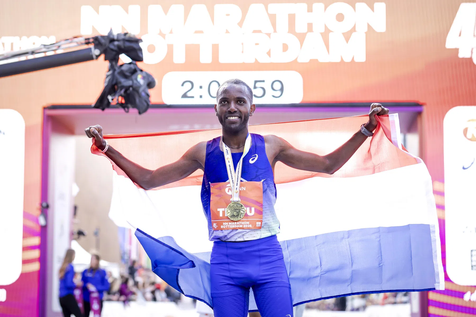 Mekides Shimeles loopt parcoursrecord Marathon Rotterdam