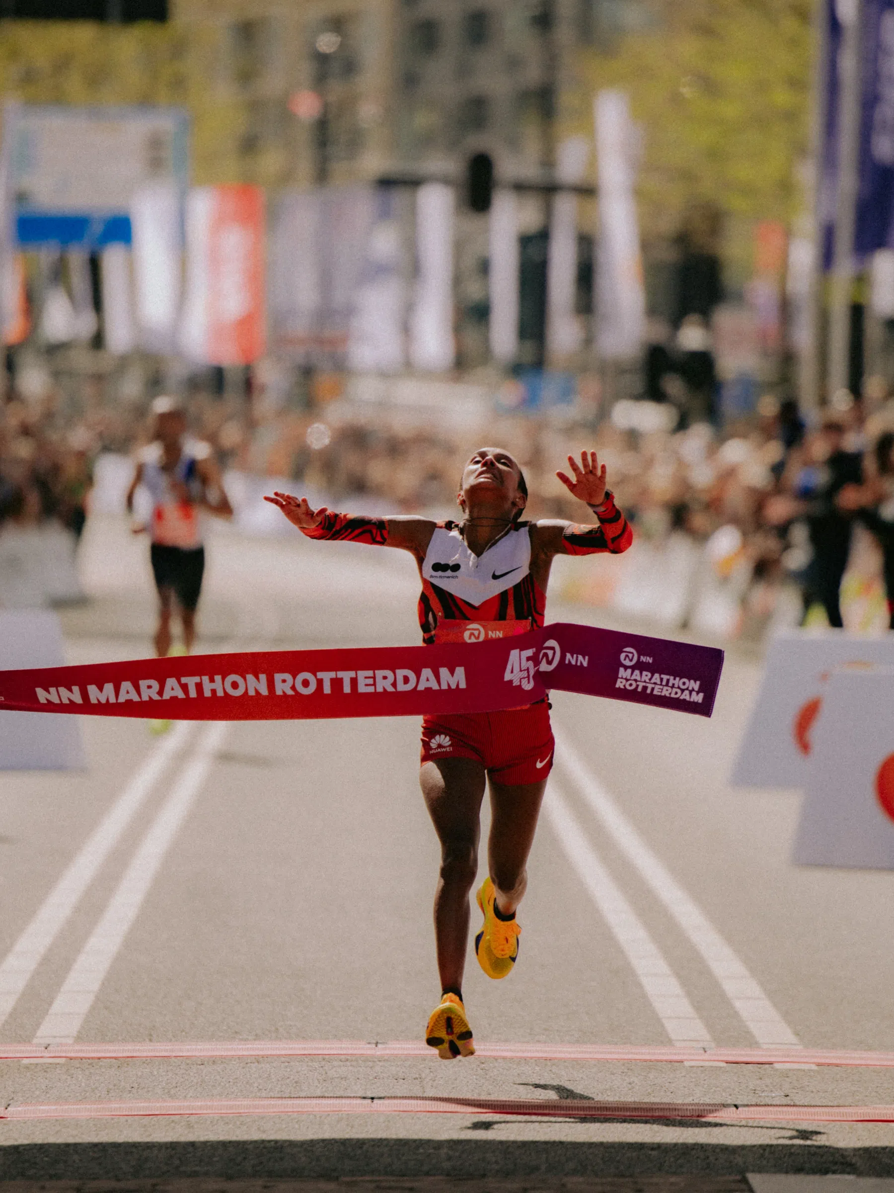 Mekides Shimeles loopt parcoursrecord Marathon Rotterdam