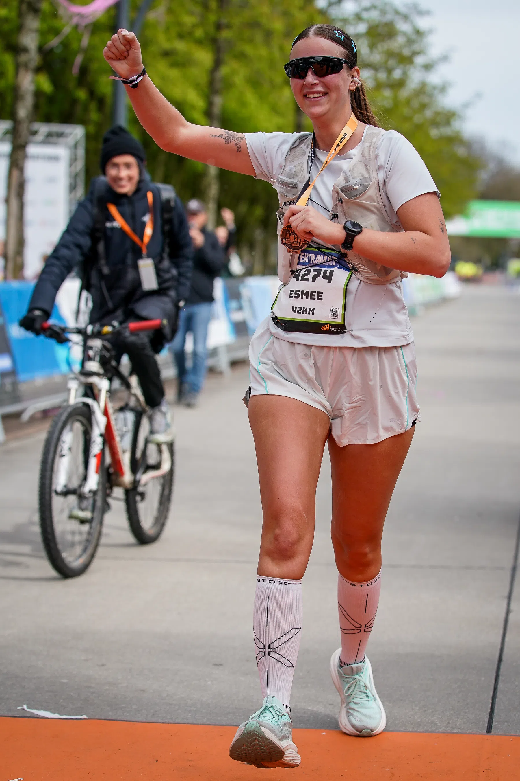Esmee finisht als laatste loper in Enschede