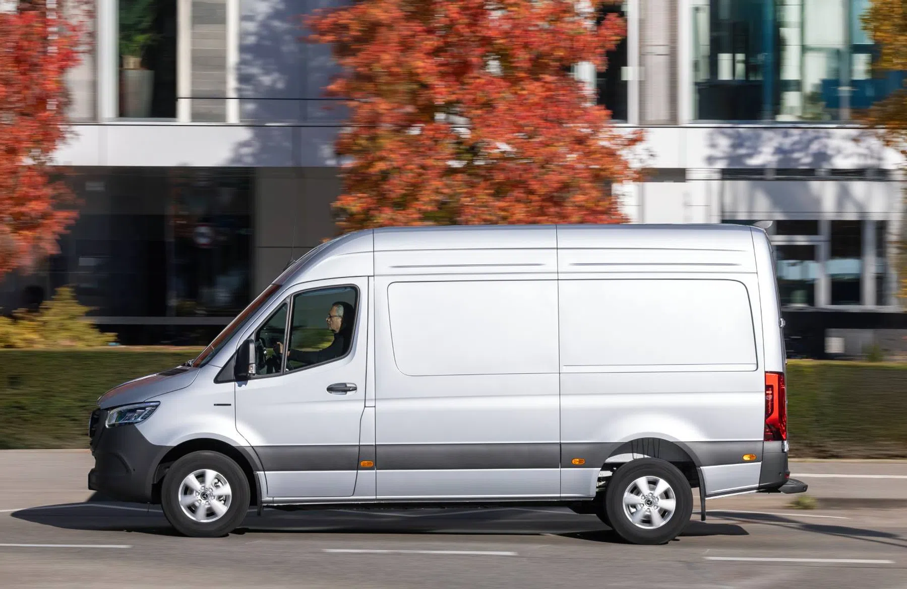 mercedes-sprinter-zilver-rijder-zij