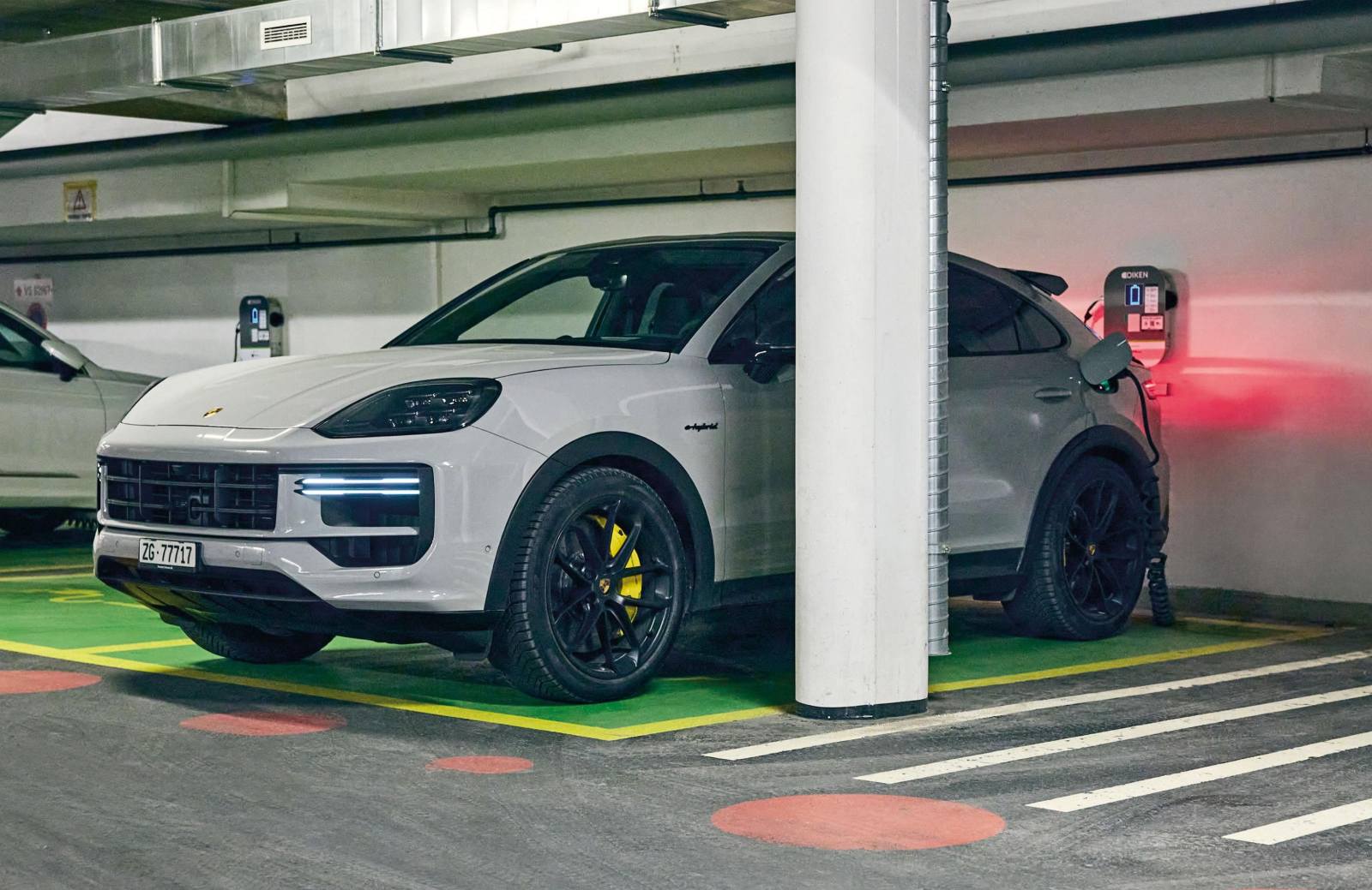 Porsche Cayenne e-Hybrid opladen parkeergarage