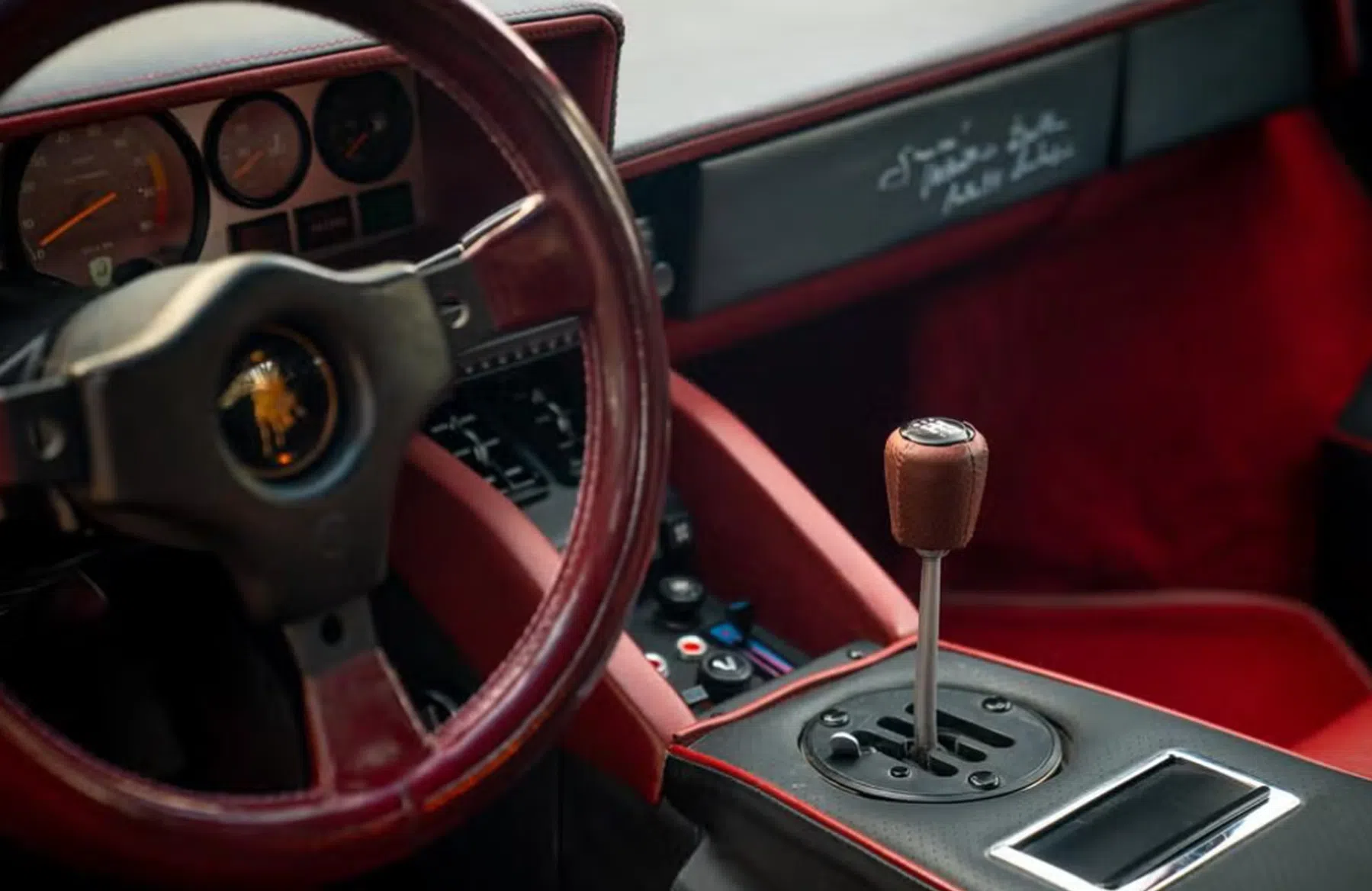 Lamborghini-Countach-interieur-rood