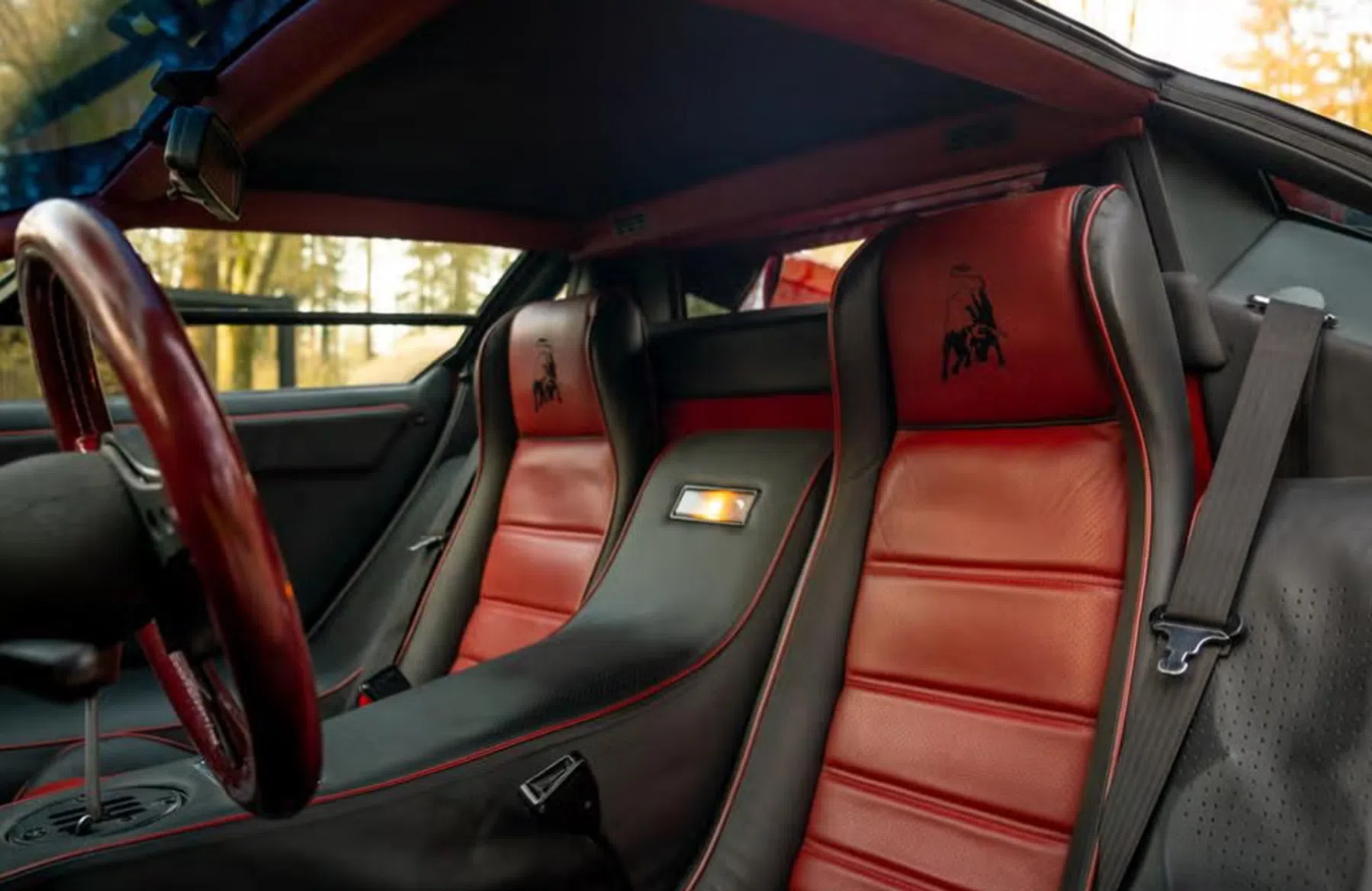 Lamborghini-Countach-interieur-rood-rood.
