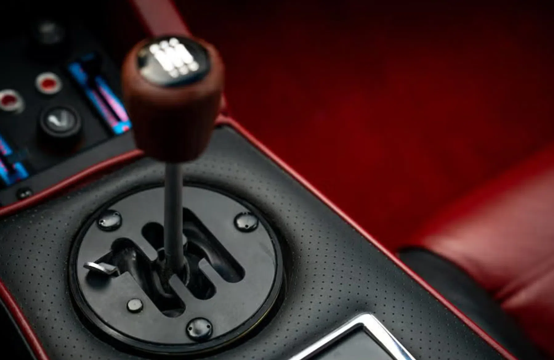Lamborghini-Countach-interieur-rood-schakelpook
