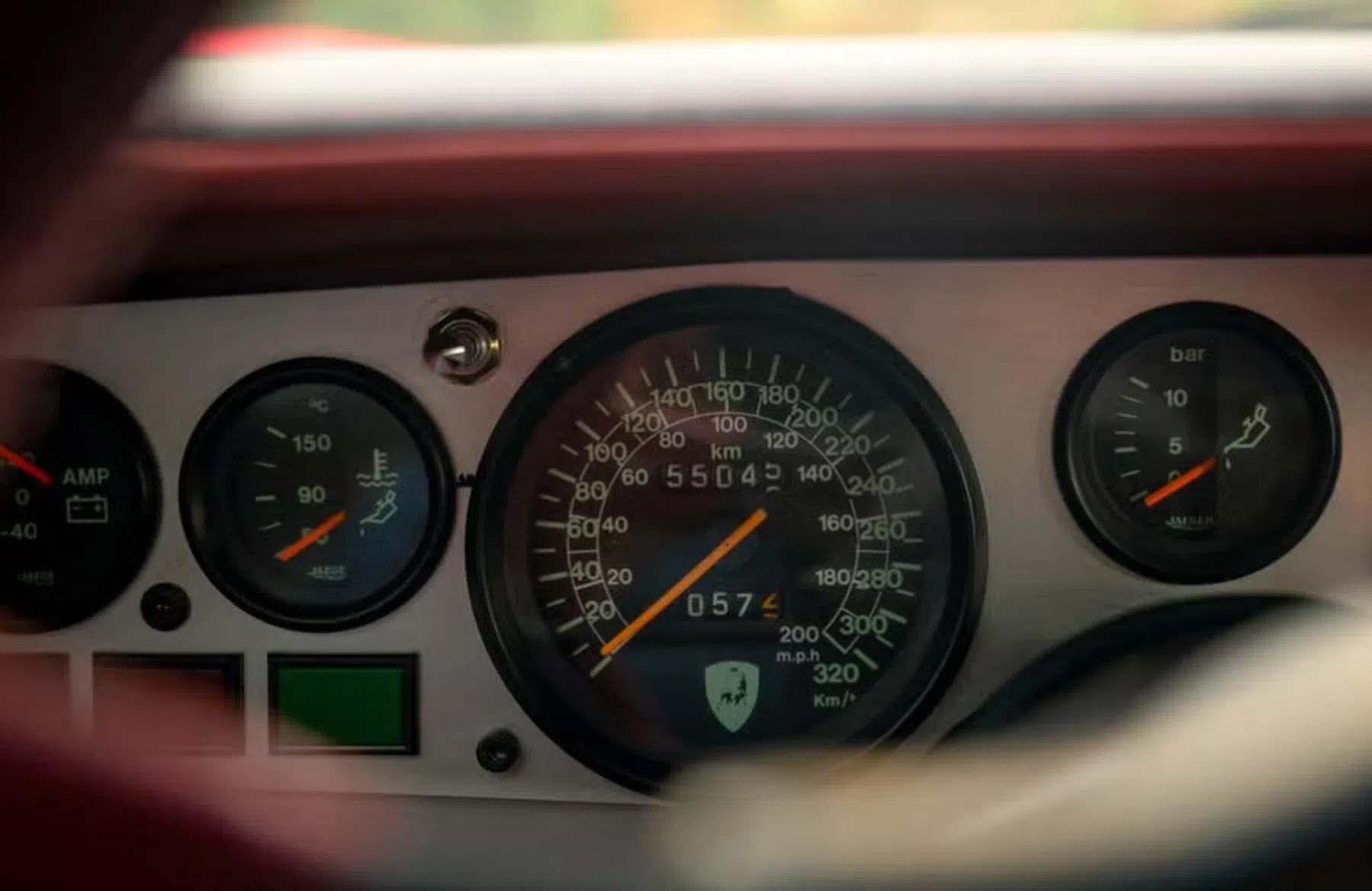 amborghini-Countach-snelheidsmeter-interieur-rood