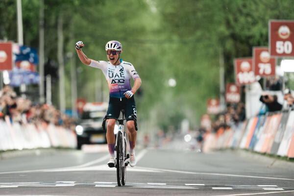 Paula Blasi wint Amstel Gold Race 2026 V