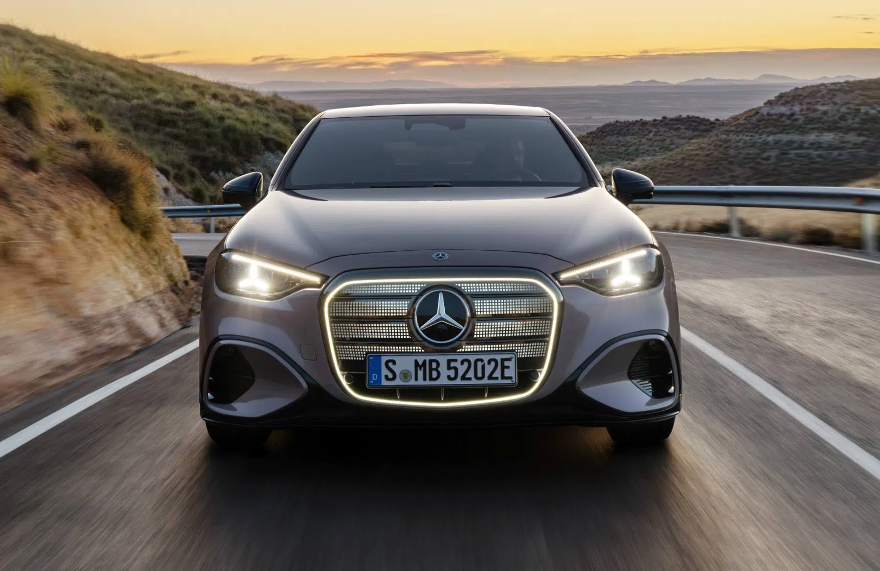 mercedes-elektrische-c-klasse-2026-rijder-voor