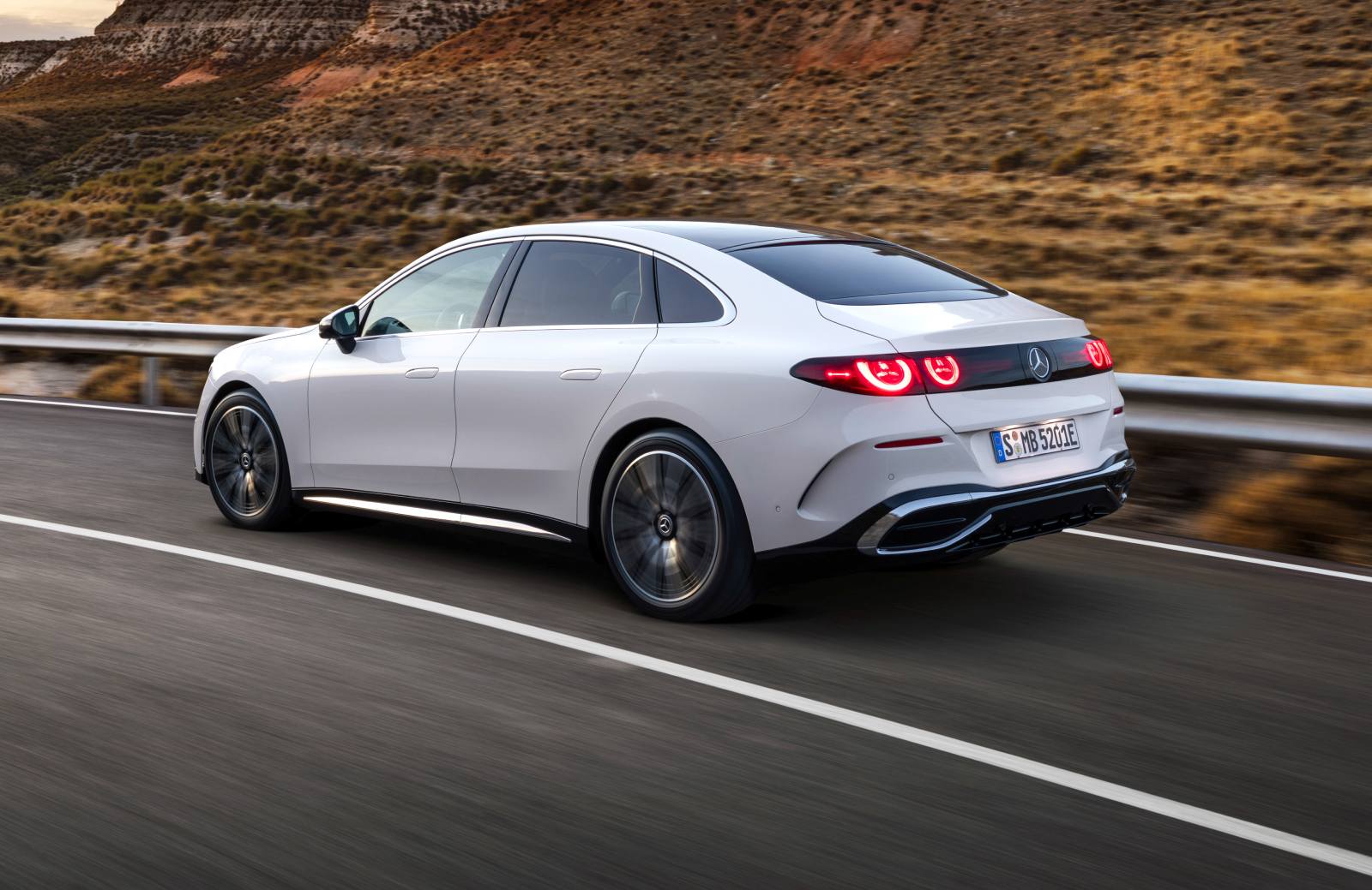mercedes-elektrische-c-klasse-2026-rijder-3-4-achter