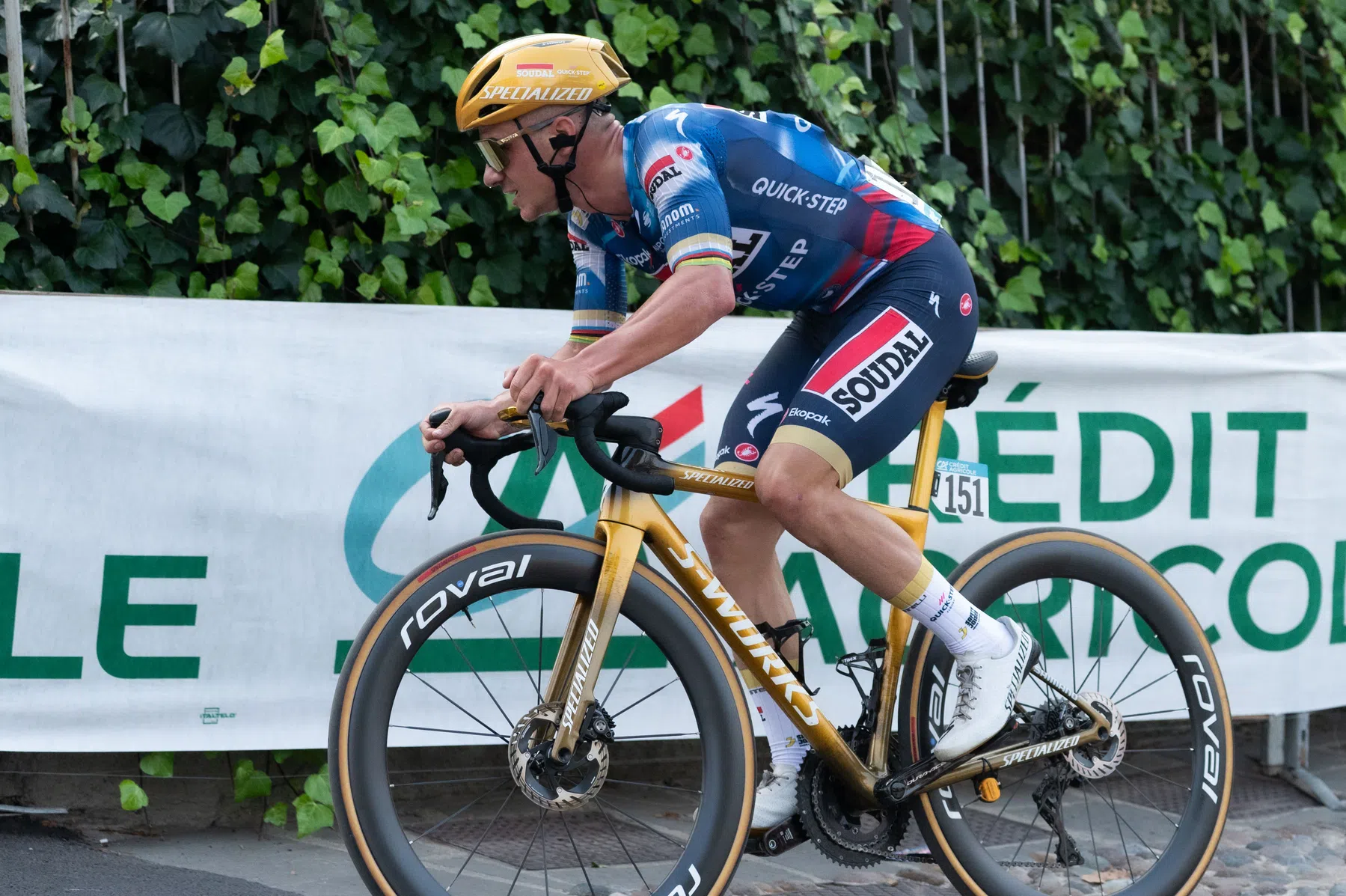 Op de iconische gouden fiets