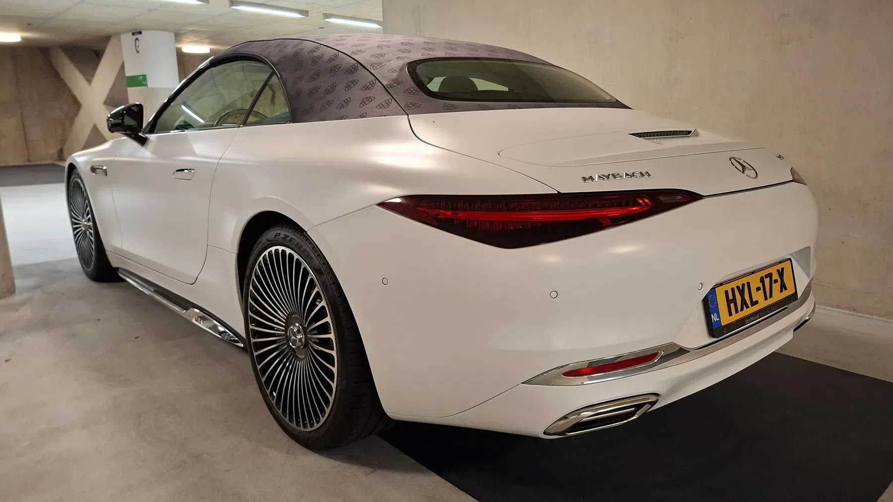 Deze Mercedes SL kost €370k en is af fabriek matwit