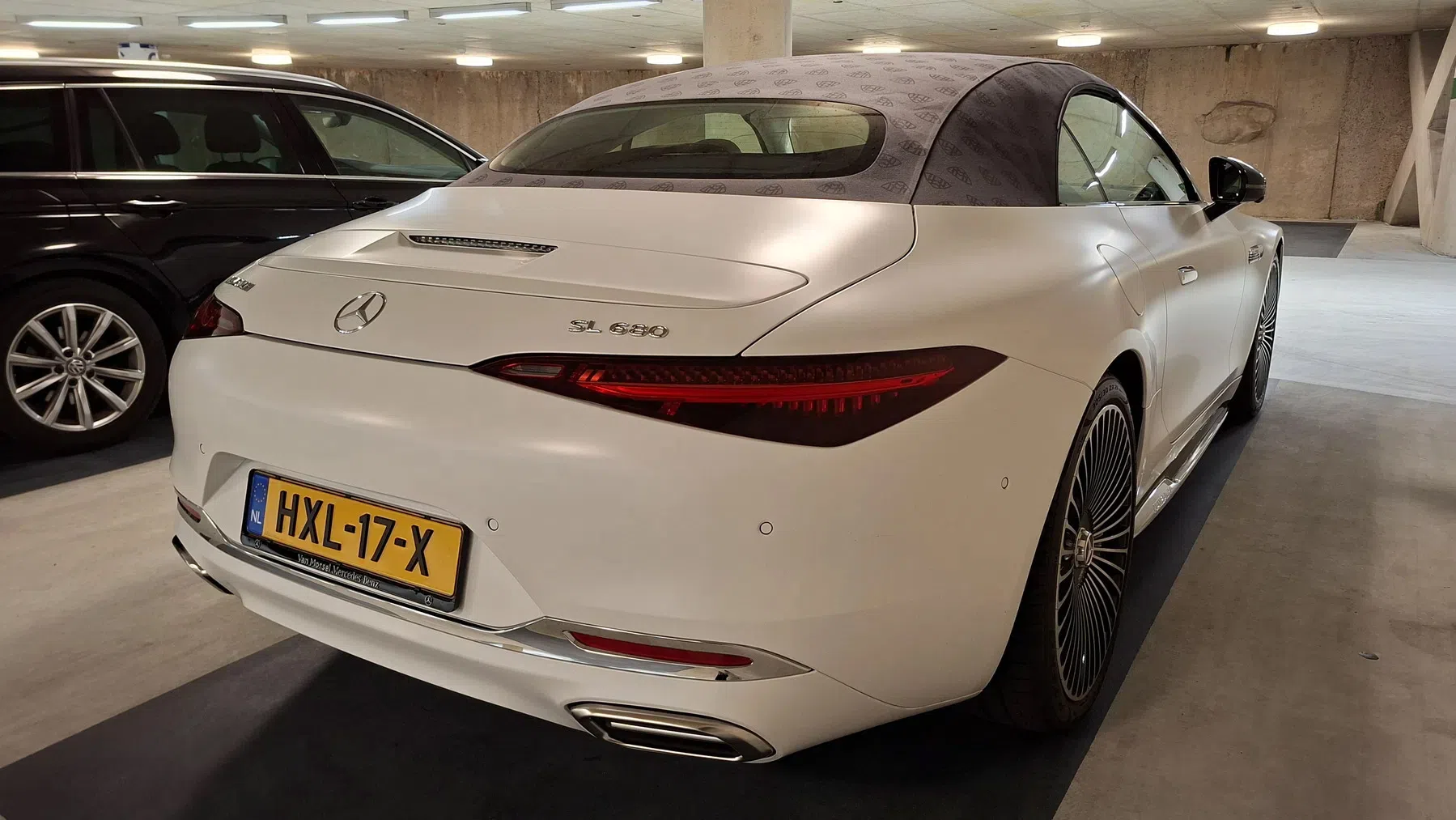 Deze Mercedes SL kost €370k en is af fabriek matwit