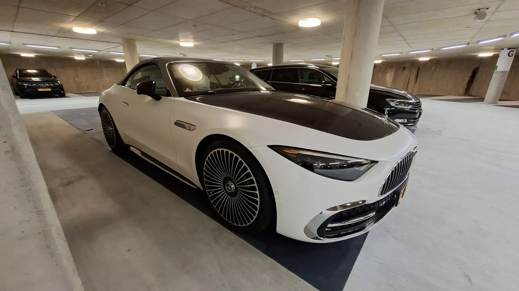 Deze Mercedes SL kost €370k en is af fabriek matwit