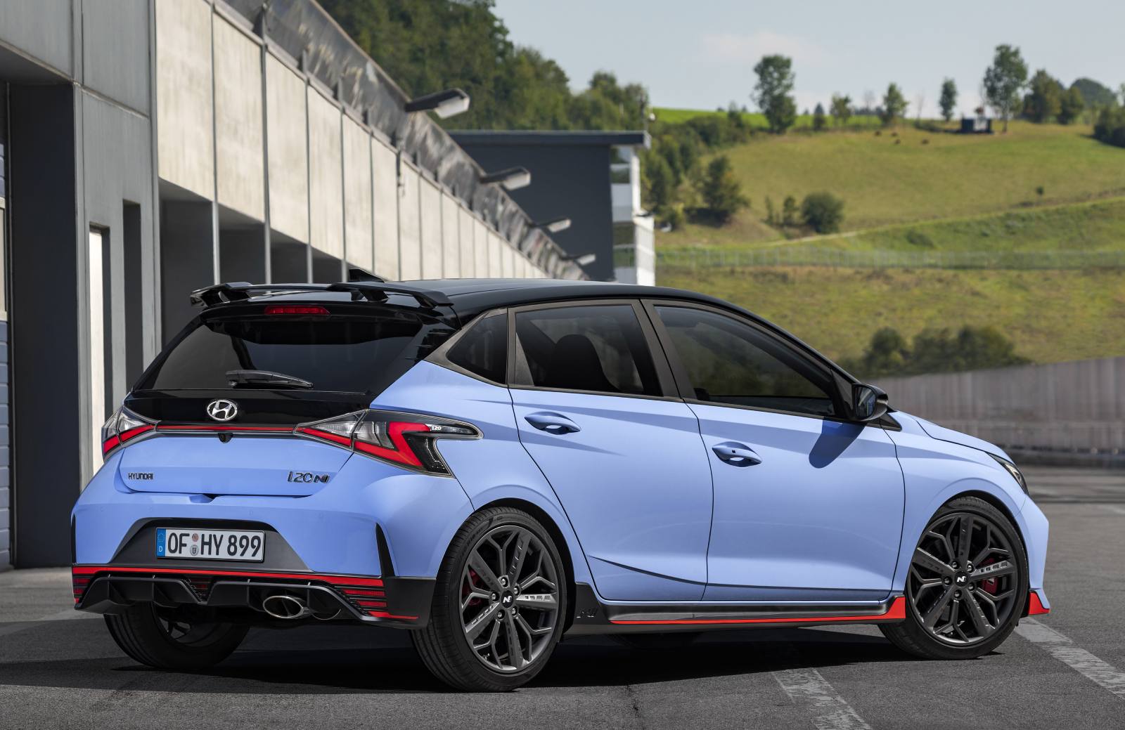 Hyundai i20 N schuin achter