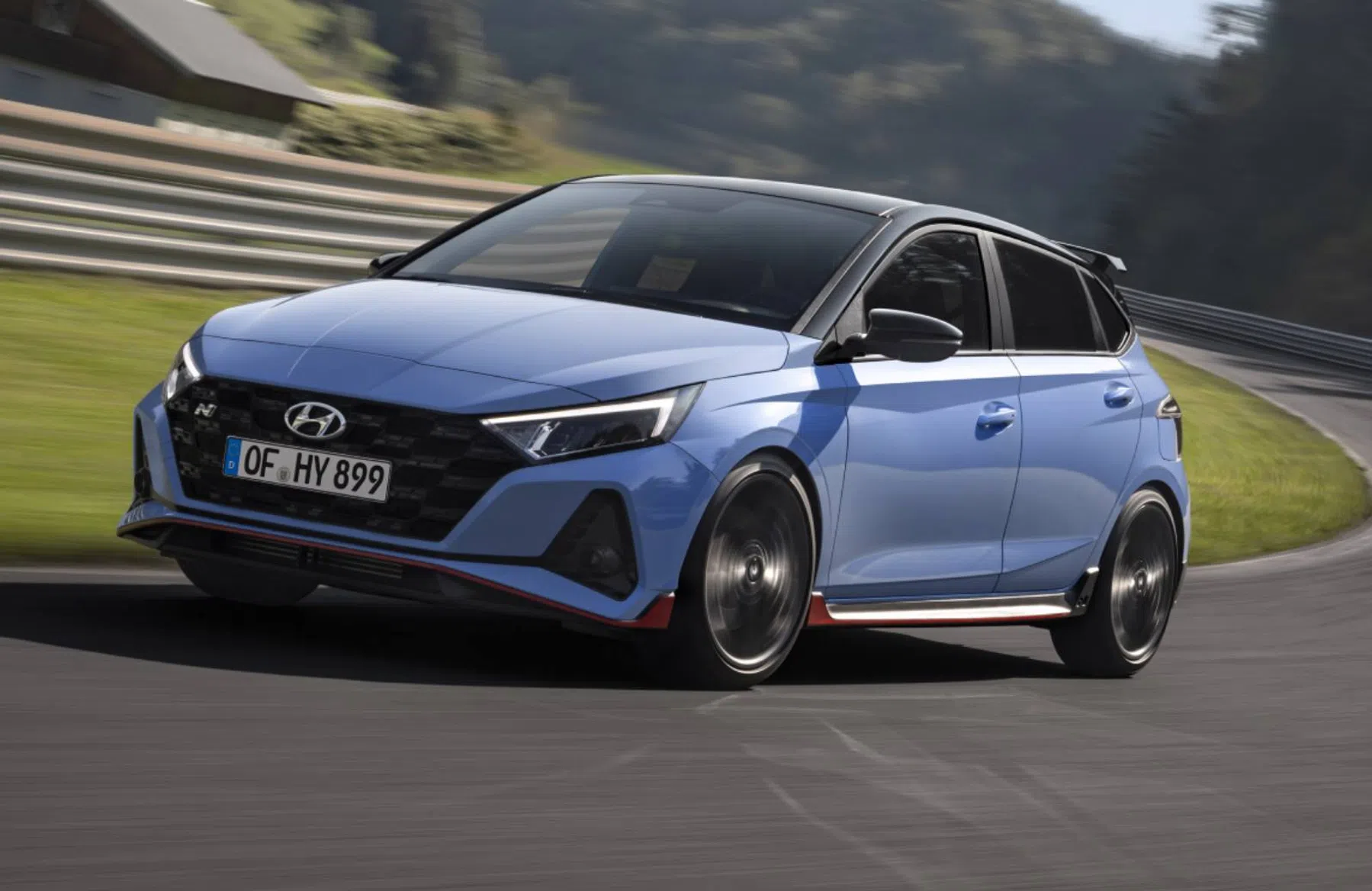 Hyundai i20 N rijder schuin voor