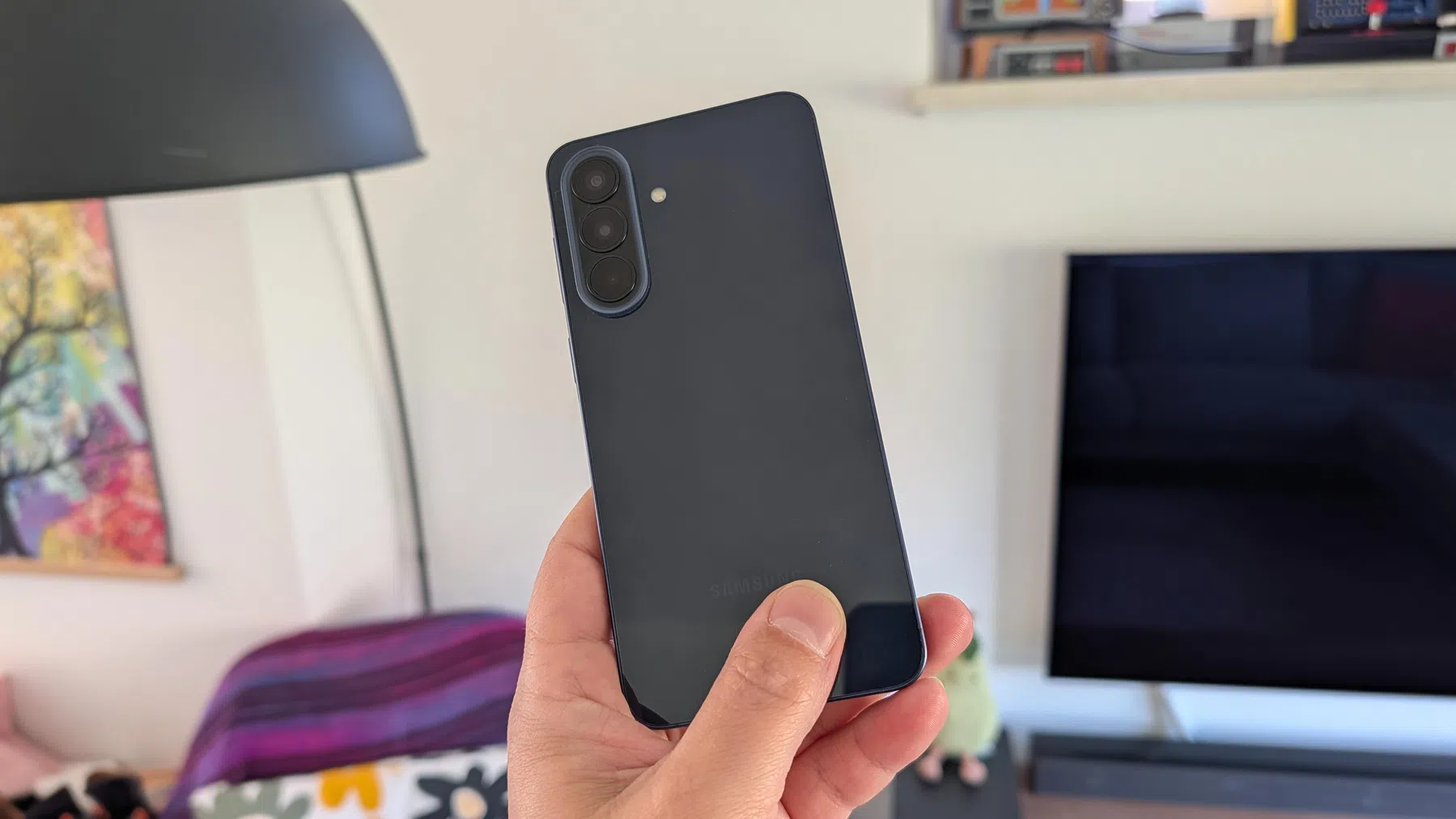 De achterkant van de Samsung Galaxy A57.
