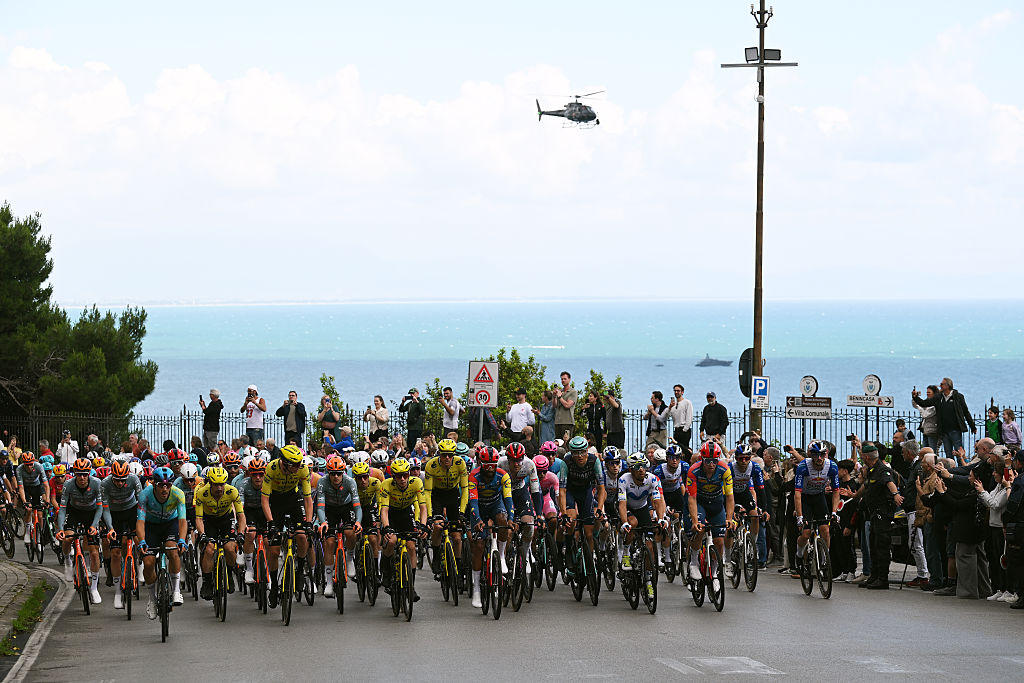 peloton tijdens etappe 6